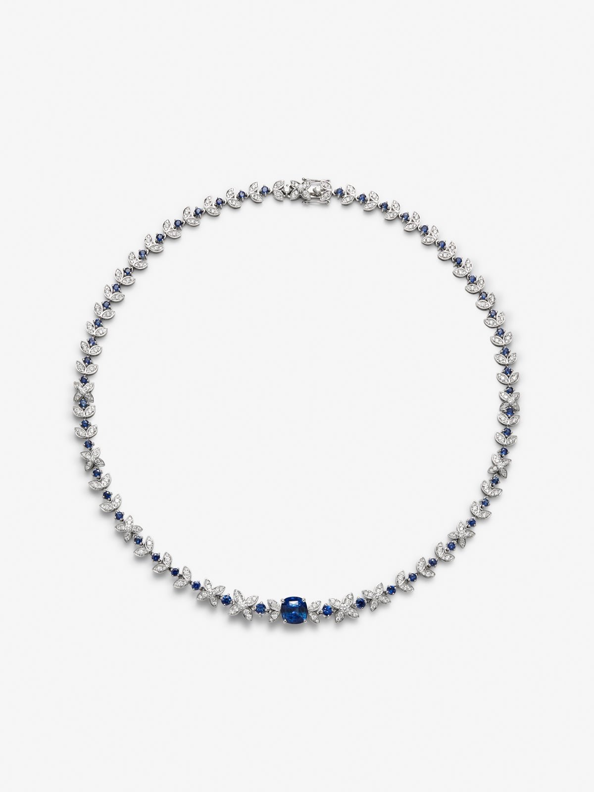 Collar de oro blanco de 18K con un zafiro azul cornflower en talla cushion de 3,51 cts, 58 zafiros azules en talla brillante con un total de 4,32 cts y 393 diamantes en talla brillante con un total de 3,58 cts