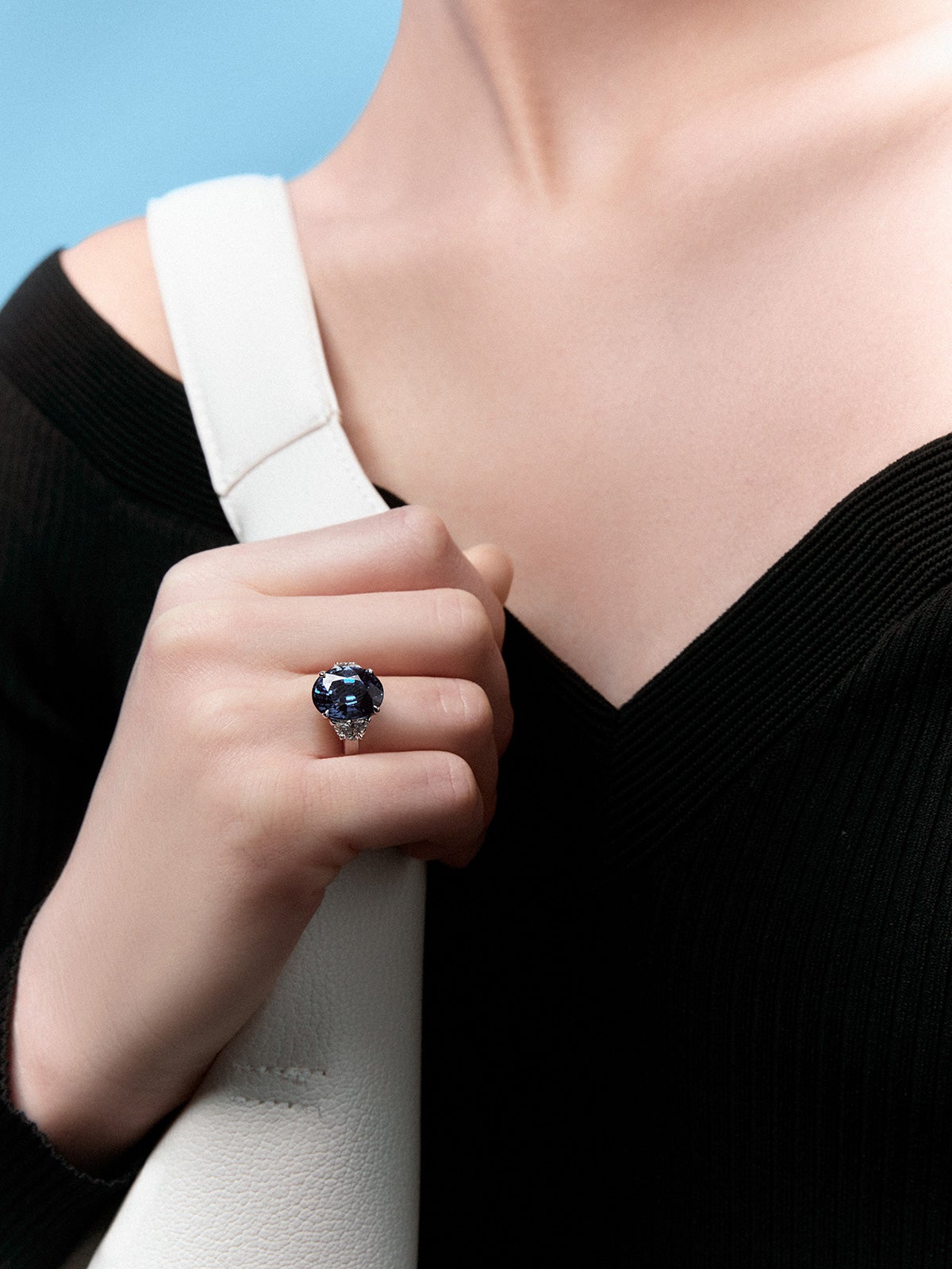 18kt white gold ring with oval cabochon cut blue sapphire of 11.2 carats and diamond arm