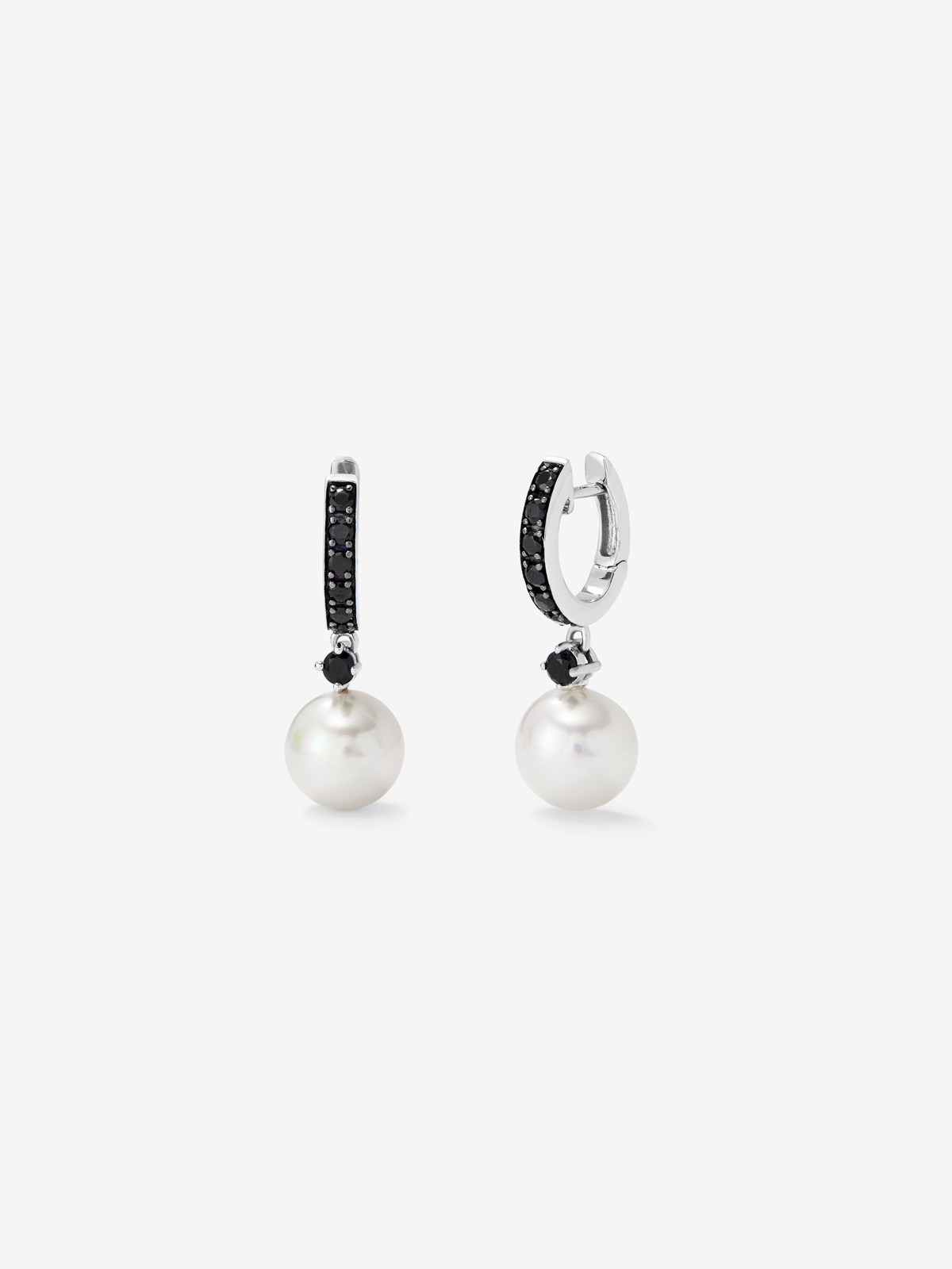 925 Silver hoop earring combined with 8.5 mm Akoya pearl and spinel.