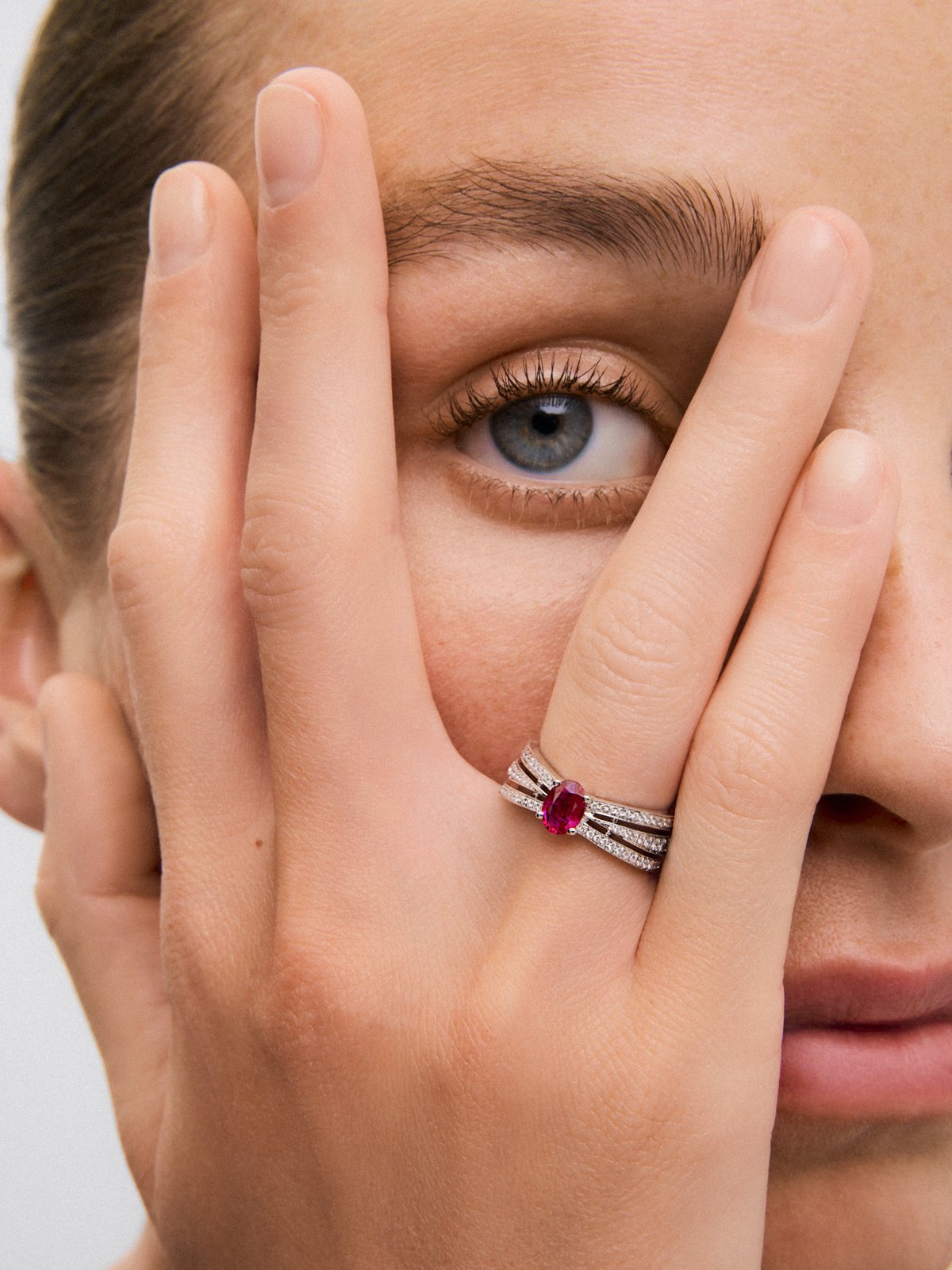 Anillo multibrazo de oro blanco de 18K con rubí rojo en talla oval de 0,65 cts y diamantes en talla brillante con un total de 0,45 cts