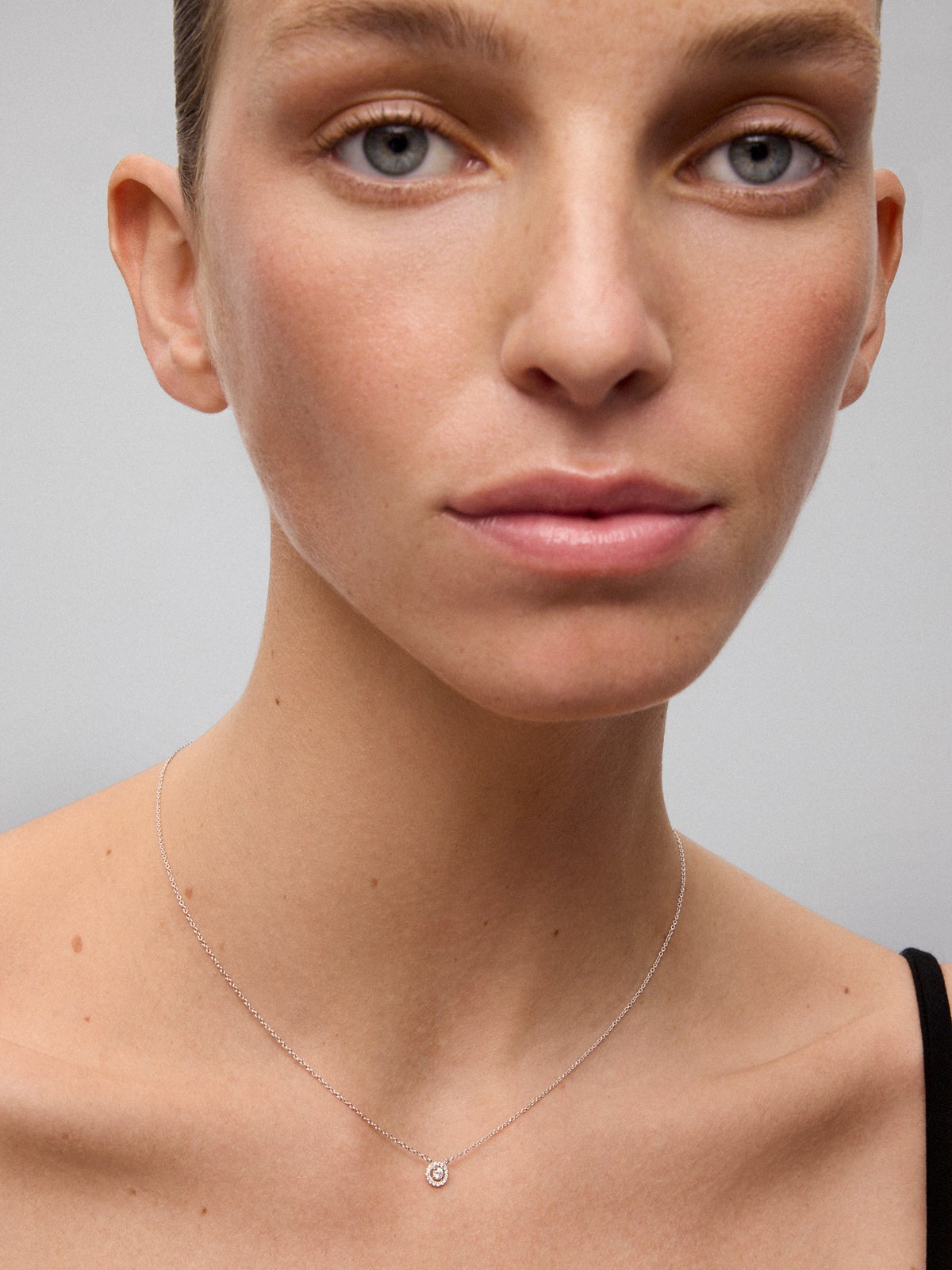 18K white gold chain pendant with solitary diamond and diamond urla
