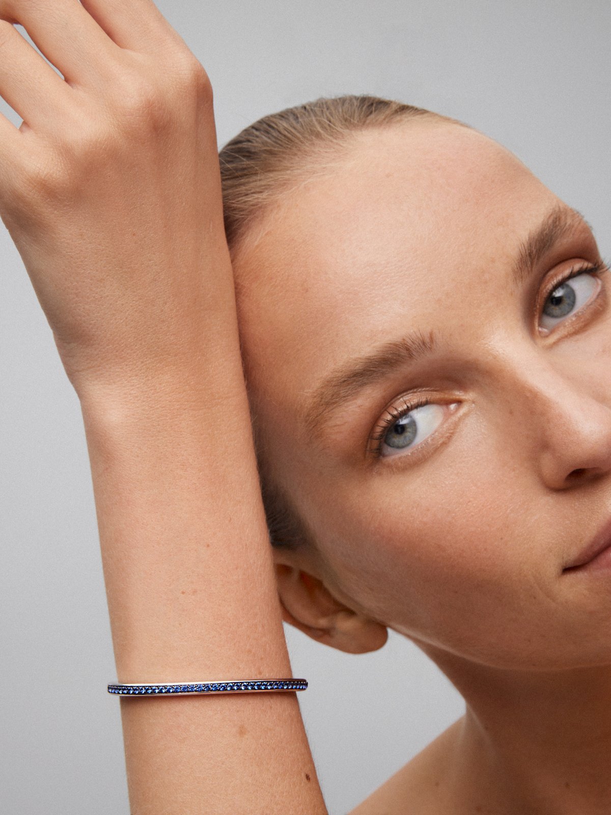 925 Silver rigid bracelet with sapphires.