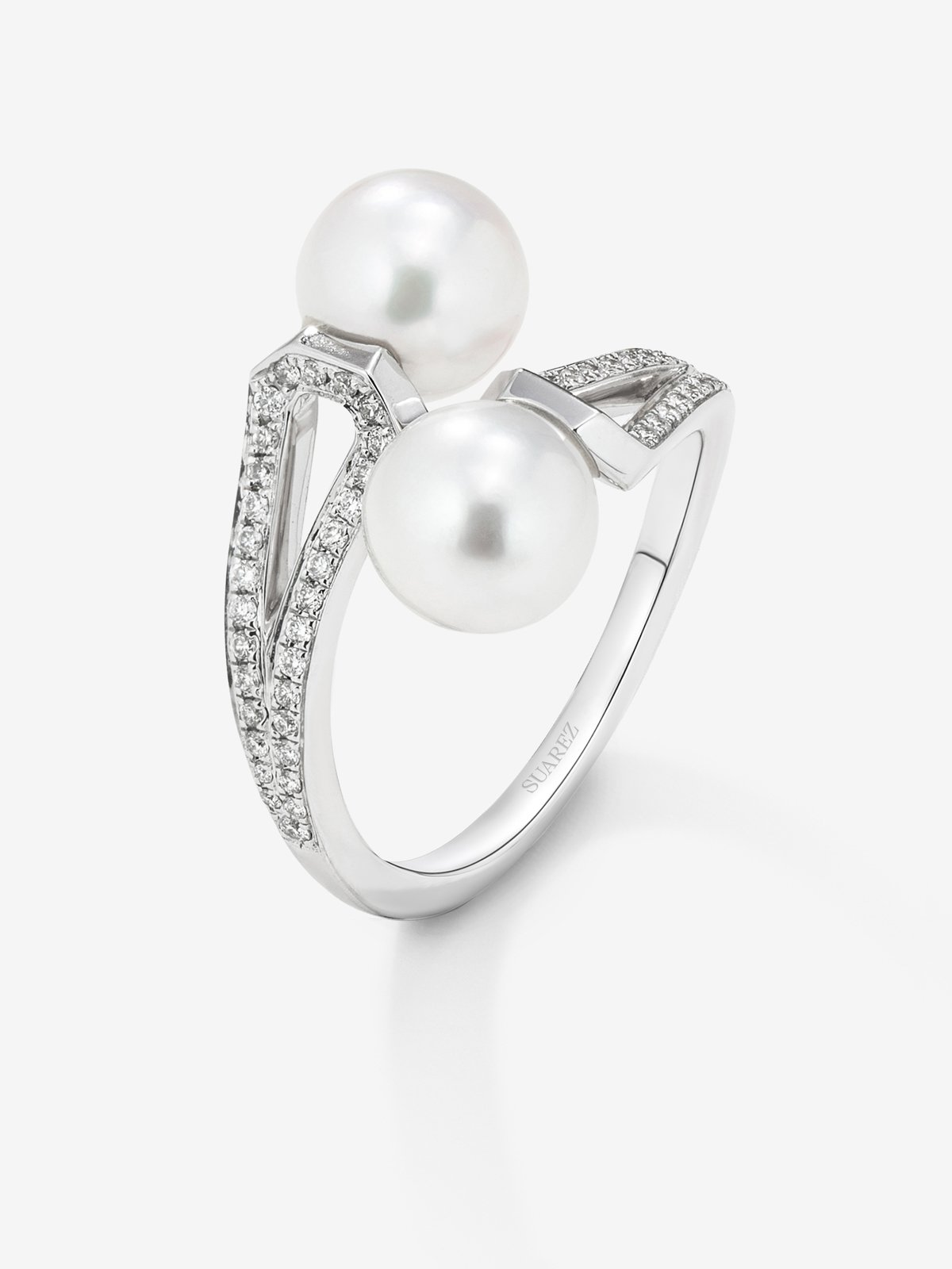 You and me ring in 18K white gold with 2 7mm Akoya pearls and 62 brilliant-cut diamonds with a total of 0.22 cts