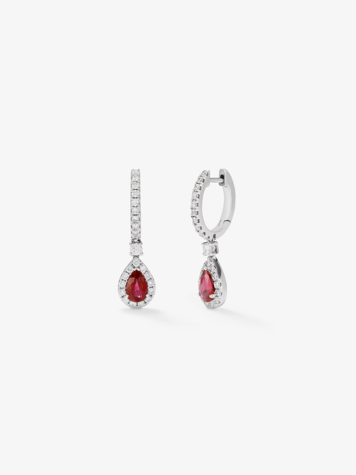 Pendientes de oro blanco de 18K con 2 rubíes en talla pera con un total de 0,75 cts y 54 diamantes en talla brillante con un total de 0,28 cts