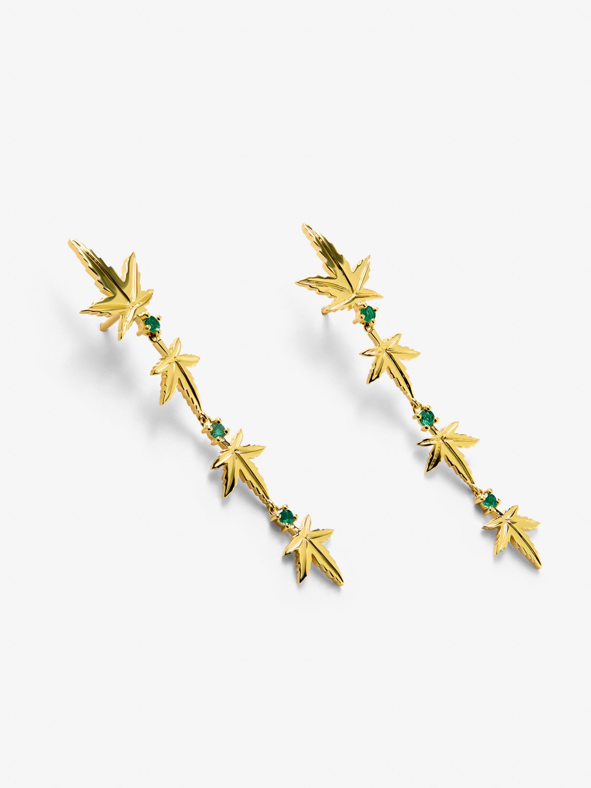 Pendientes de oro amarillo de 18K con 6 esmeraldas en talla brillante con un total de 0,37 cts y forma de hojas de arce