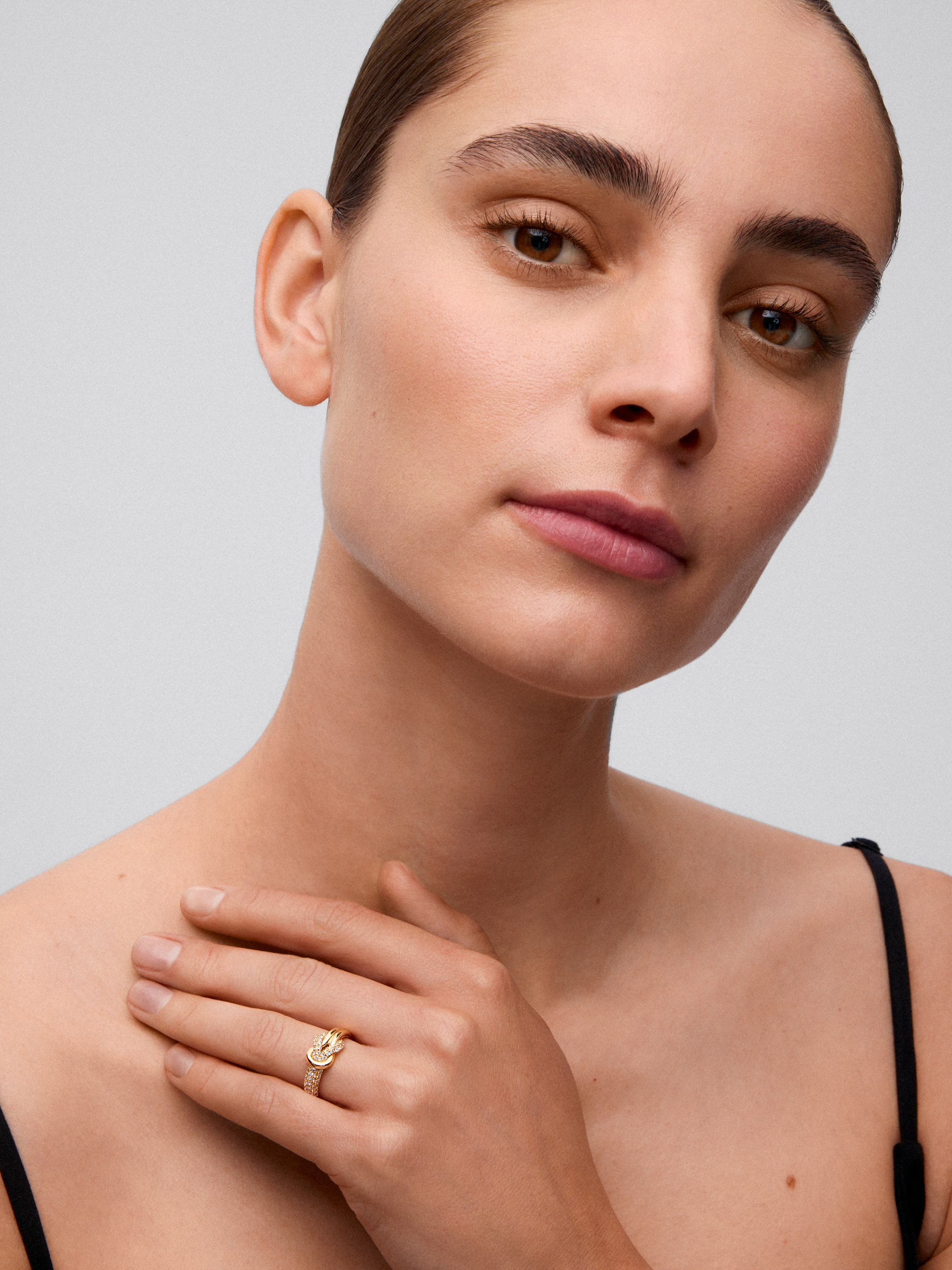 18K yellow gold ring with white diamonds of 0.32 cts and knot shape