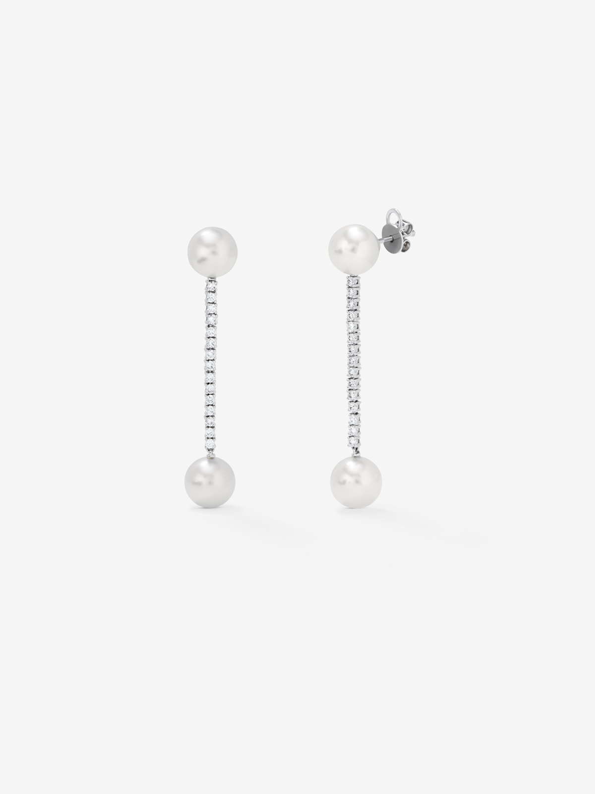 Long 18K white gold pendant earrings with diamond and pearl.