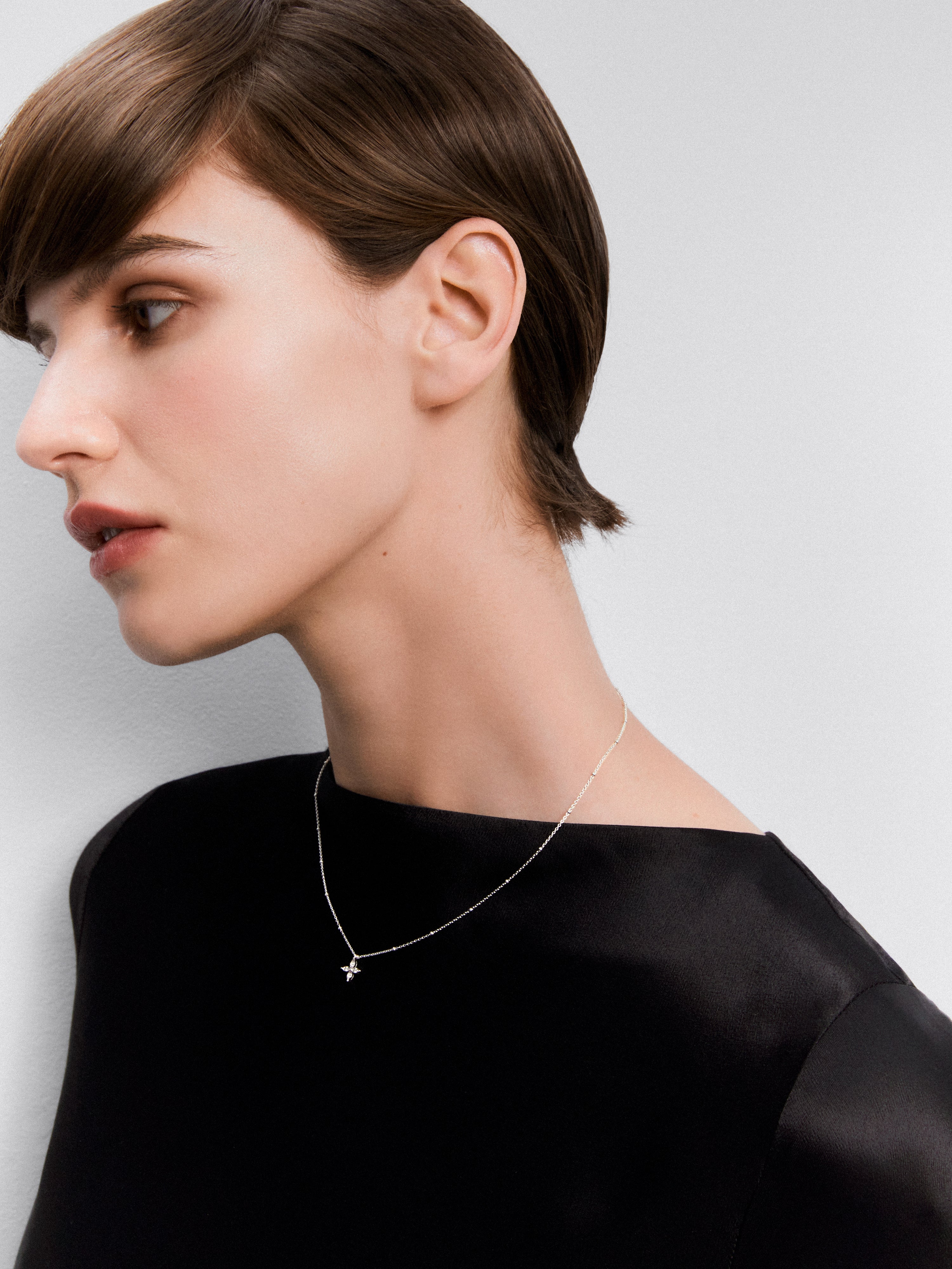 18K White gold pendant chain with diamond.