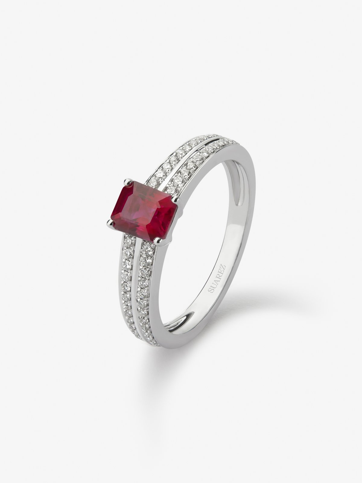 Anillo de oro blanco de 18K con rubí en talla octogonal de 1,006 cts y 52 diamantes en talla brillante con un total de 0,19 cts