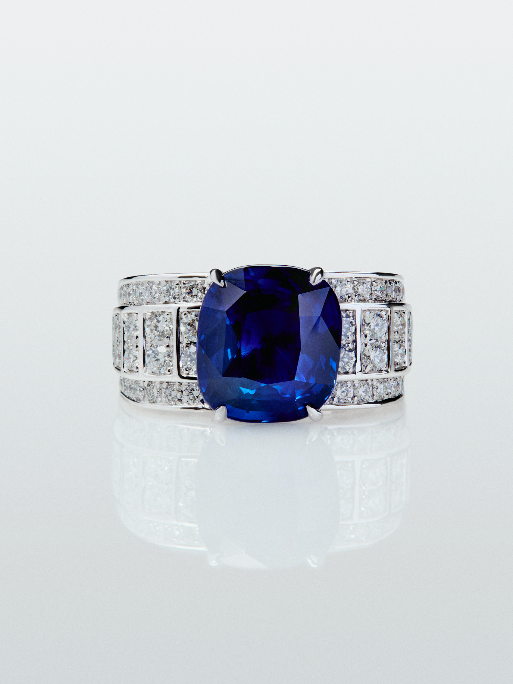 18K white gold ring with cushion-cut royal blue sapphire of 5.548 cts and 72 brilliant-cut diamonds with a total of 1.03 cts