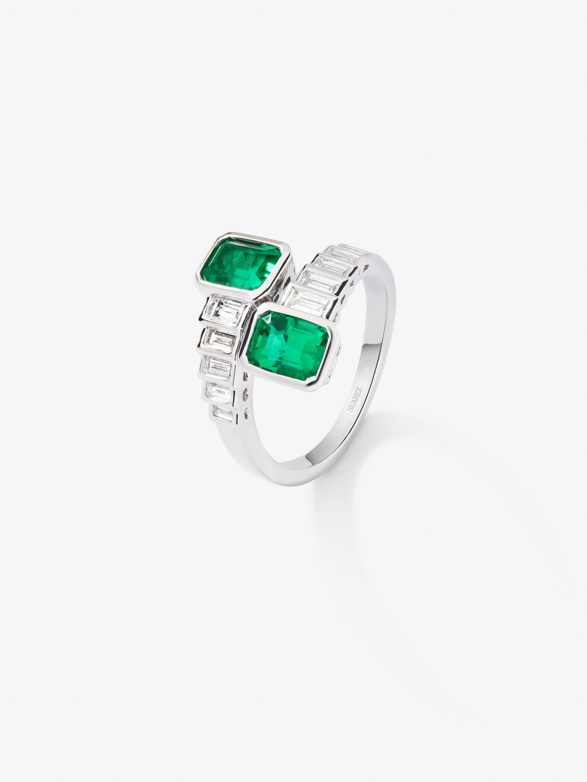 Anillo tú y yo de oro blanco de 18K con esmeraldas verdes en talla octogonal de 1,81 cts y diamantes en talla baguette de 0,72 cts