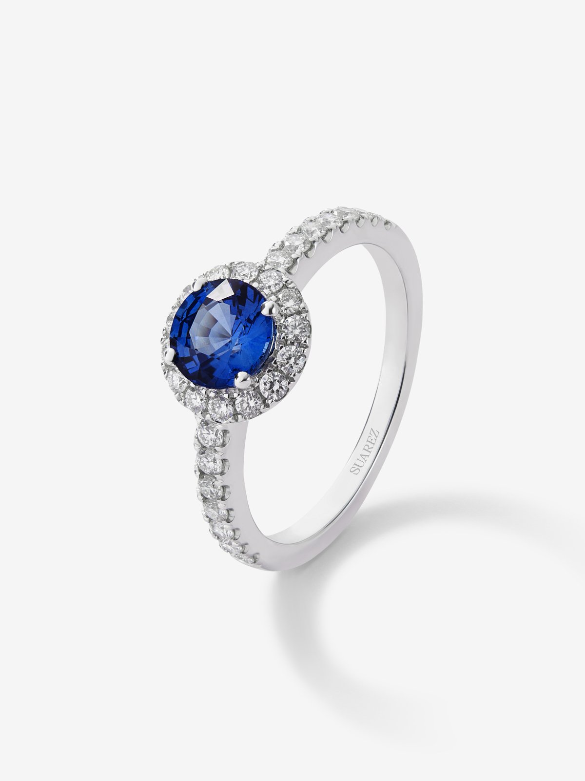 18K white gold ring with brilliant-cut blue sapphire of 1.07 cts and brilliant-cut diamonds with a total of 0.40 cts