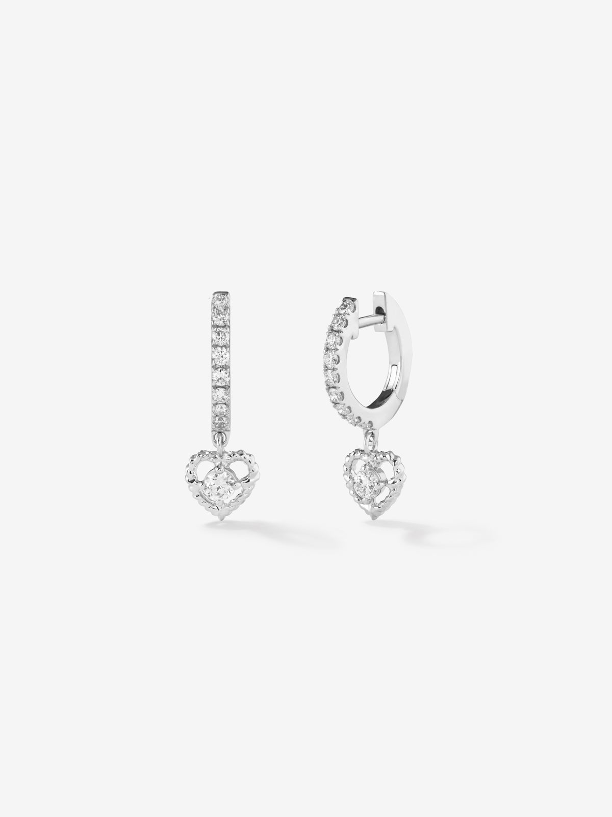 18K white gold earrings with 20 brilliant-cut diamonds with a total of 0.33 cts