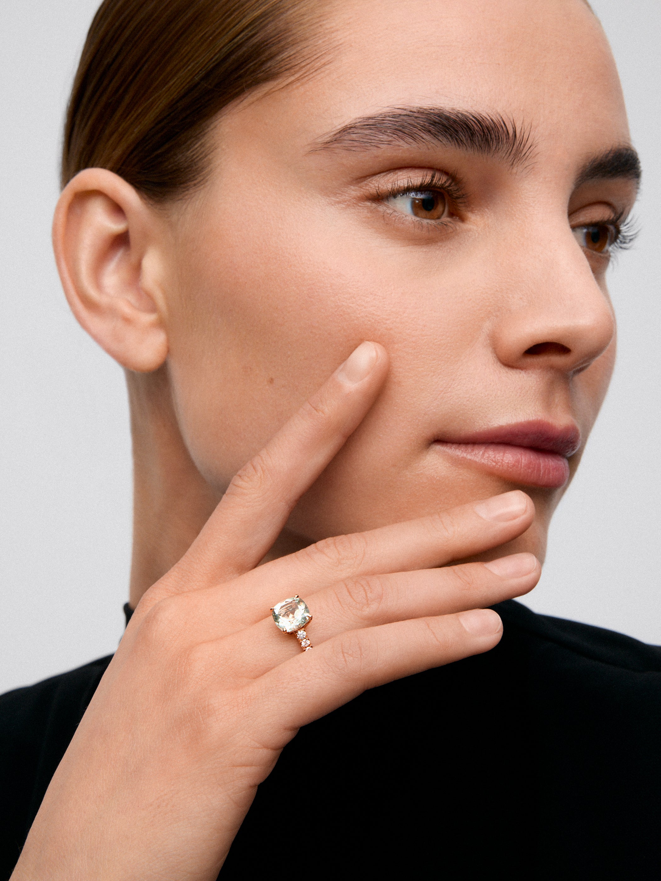 Anillo de oro rosa de 18K con amatista verde en talla cushion de 2,68 cts y 12 diamantes en talla brillante con un total de 0,29 cts