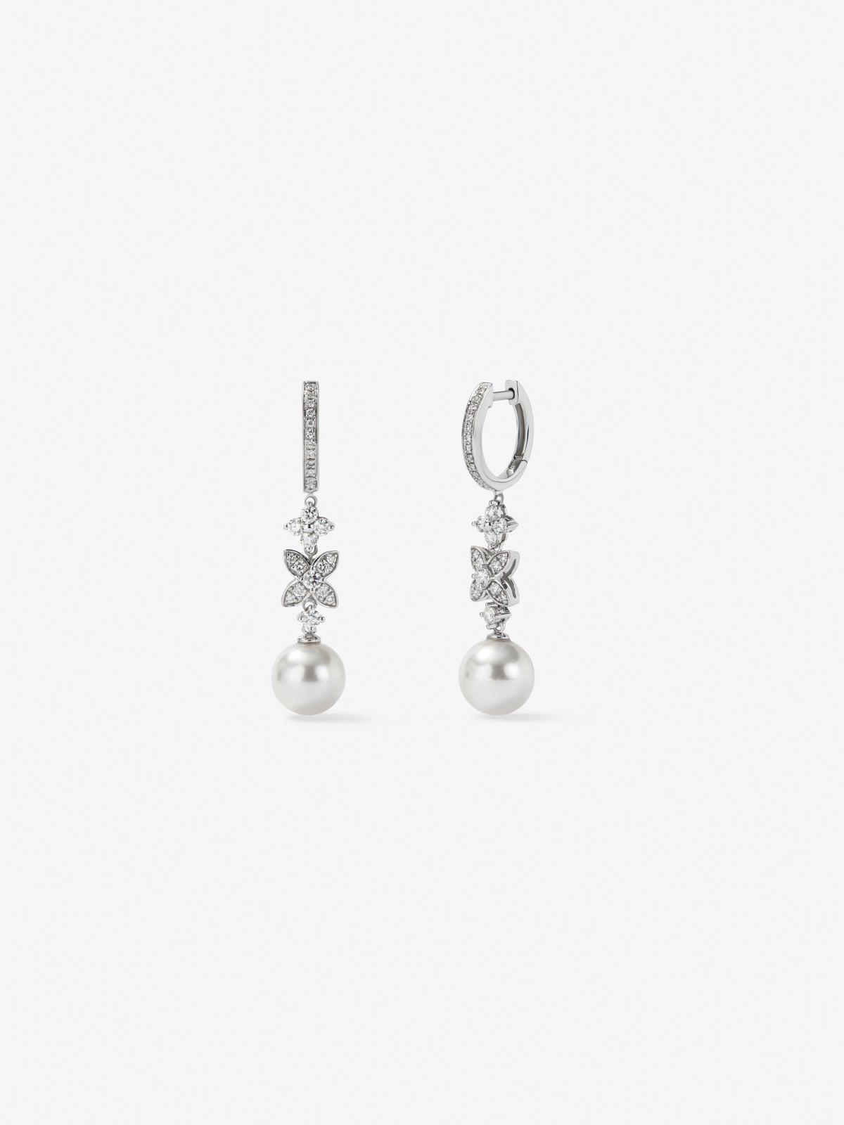 18K white gold earrings with 52 brilliant-cut diamonds with a total of 0.59 cts and 2 8.5 mm Akoya pearls
