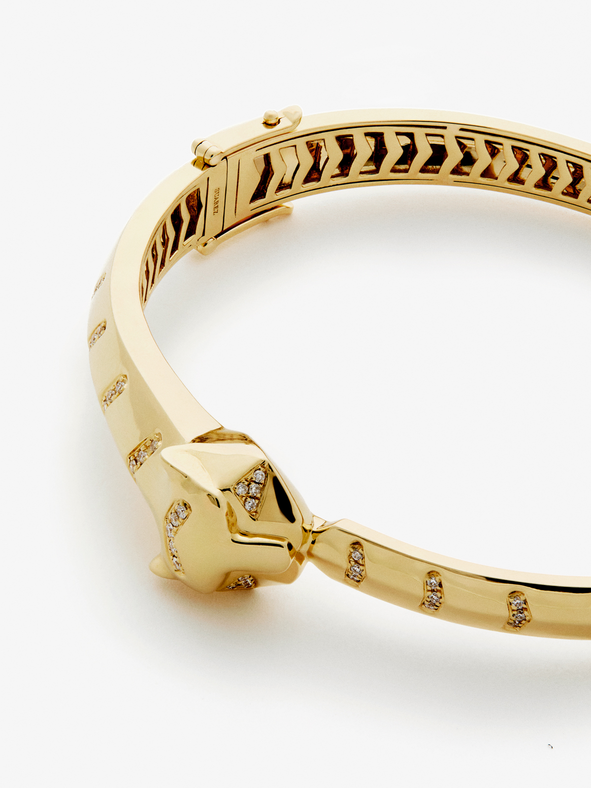 Rigid 18K yellow gold bracelet with 0.23 ct brilliant cut diamonds in the shape of a tiger