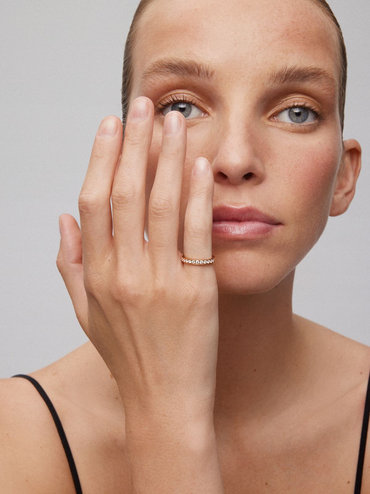 Half ring in 18K rose gold with 13 brilliant-cut diamonds with a total of 0.36 cts