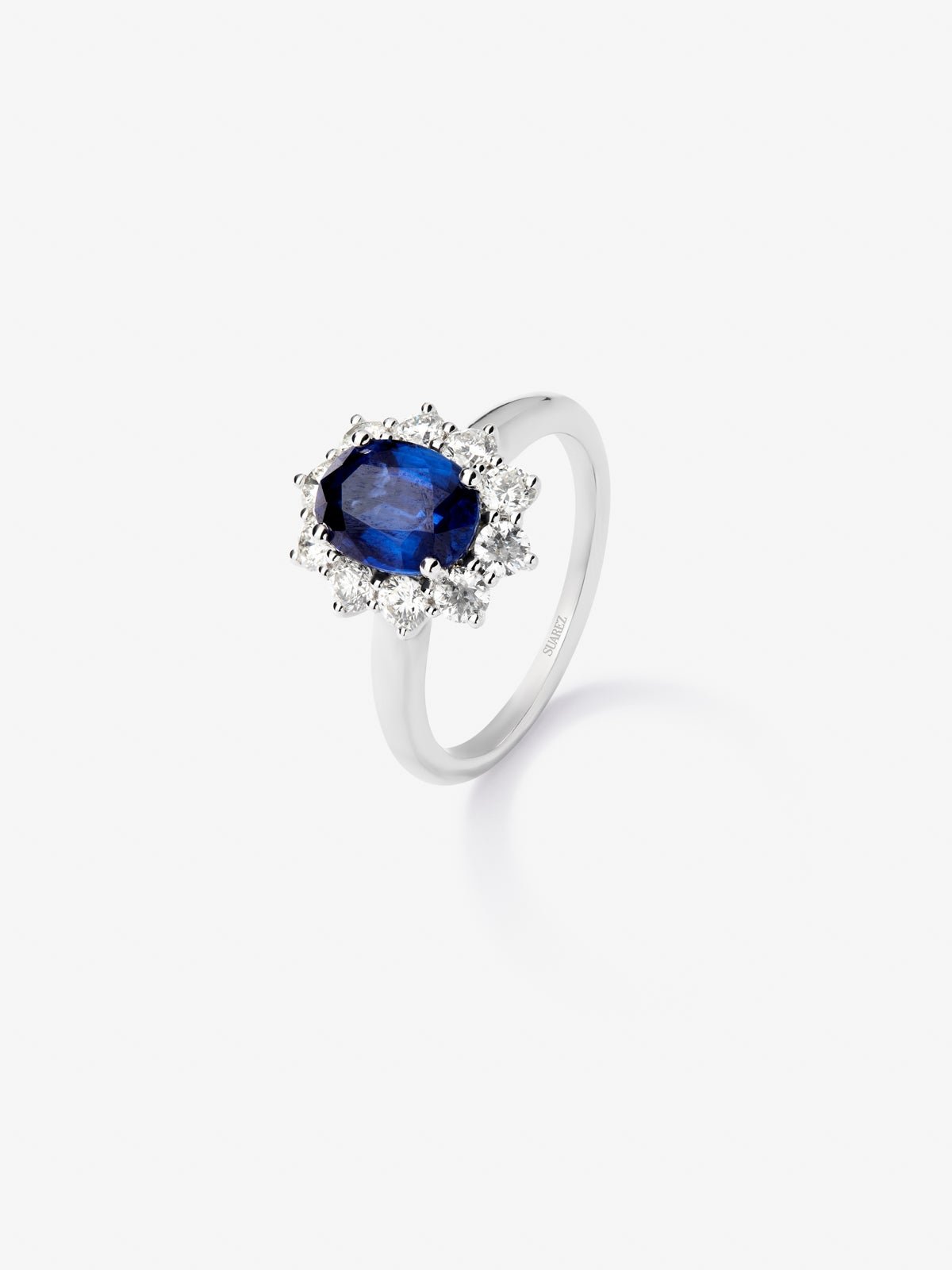 18K white gold ring with oval-cut blue sapphire of 1.5 cts and 12 brilliant-cut diamonds with a total of 0.53 cts