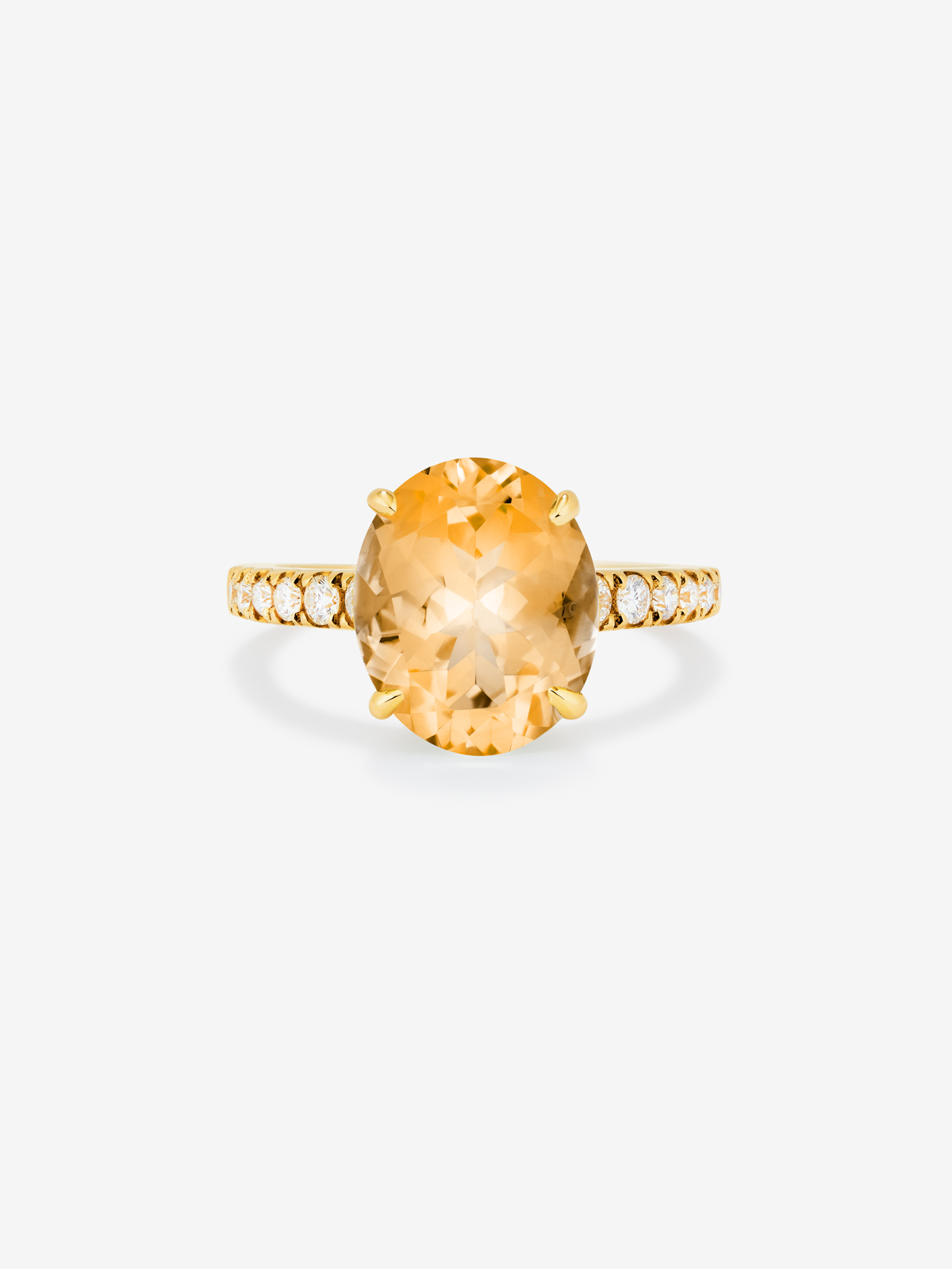 Anillo solitario de oro blanco de 18K con cuarzo citrino en talla oval de 4,4 cts y diamantes en talla brillante de 0,29 cts