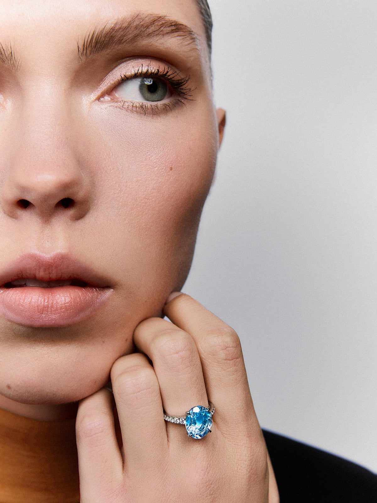 18K white gold ring with oval-cut sky blue topaz of 5.8 cts and 12 brilliant-cut diamonds with a total of 0.3 cts