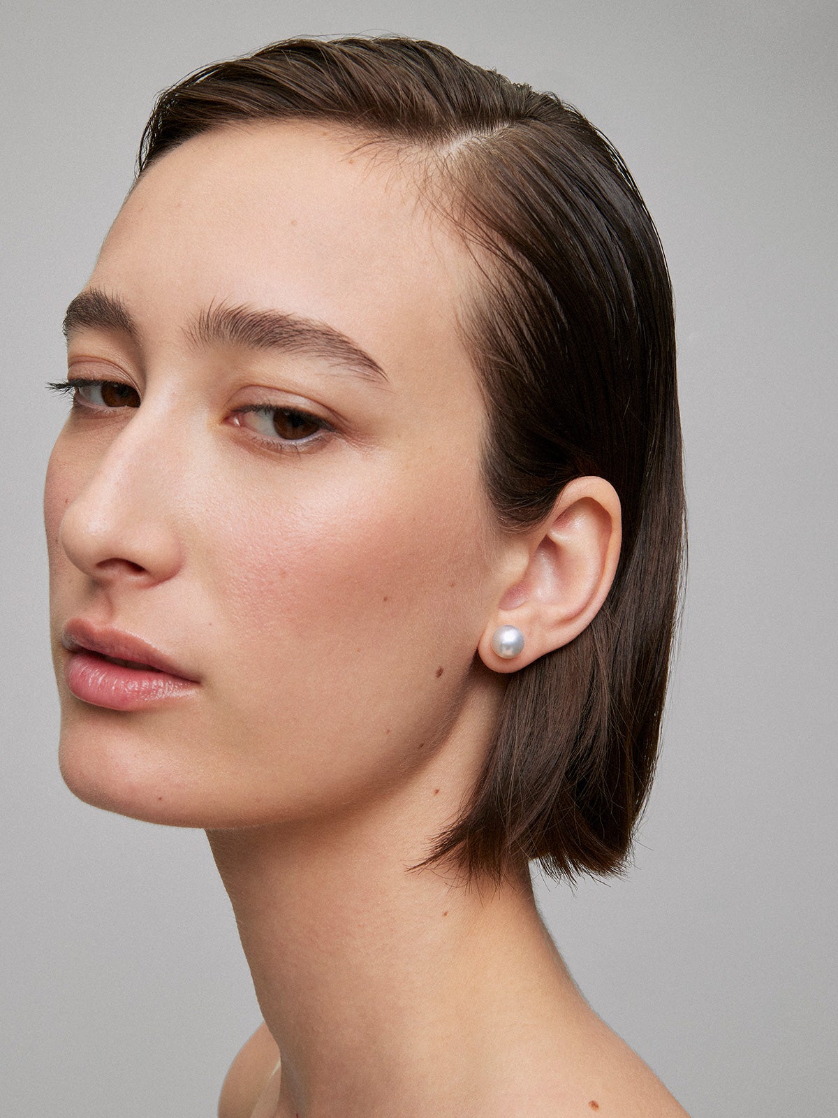 18k rose gold button earring with 9.5mm Australian pearl.