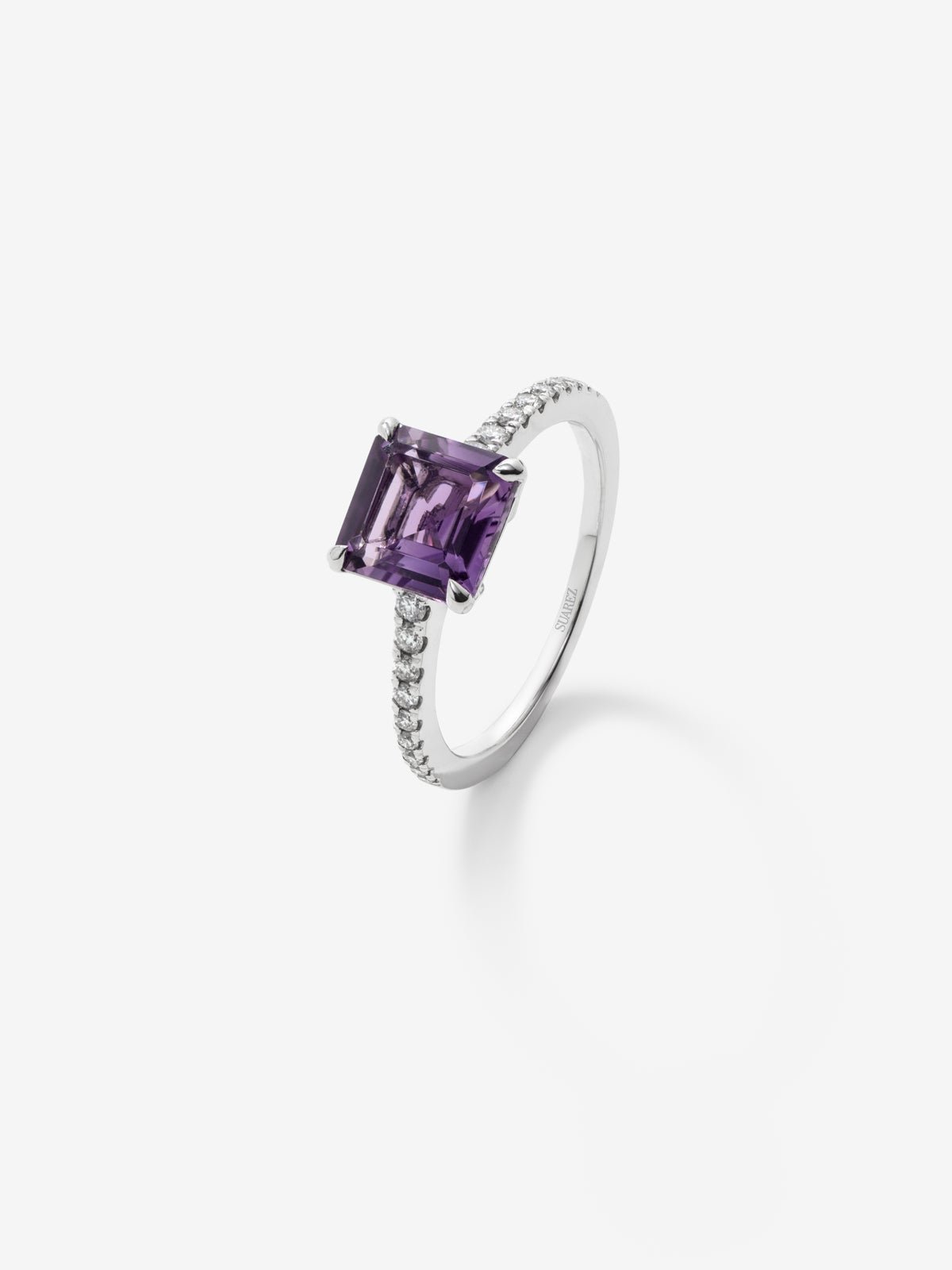 18K yellow gold ring with radiant cut purple amethyst of 1.79 cts and 18 brilliant cut diamonds with a total of 0.18 cts