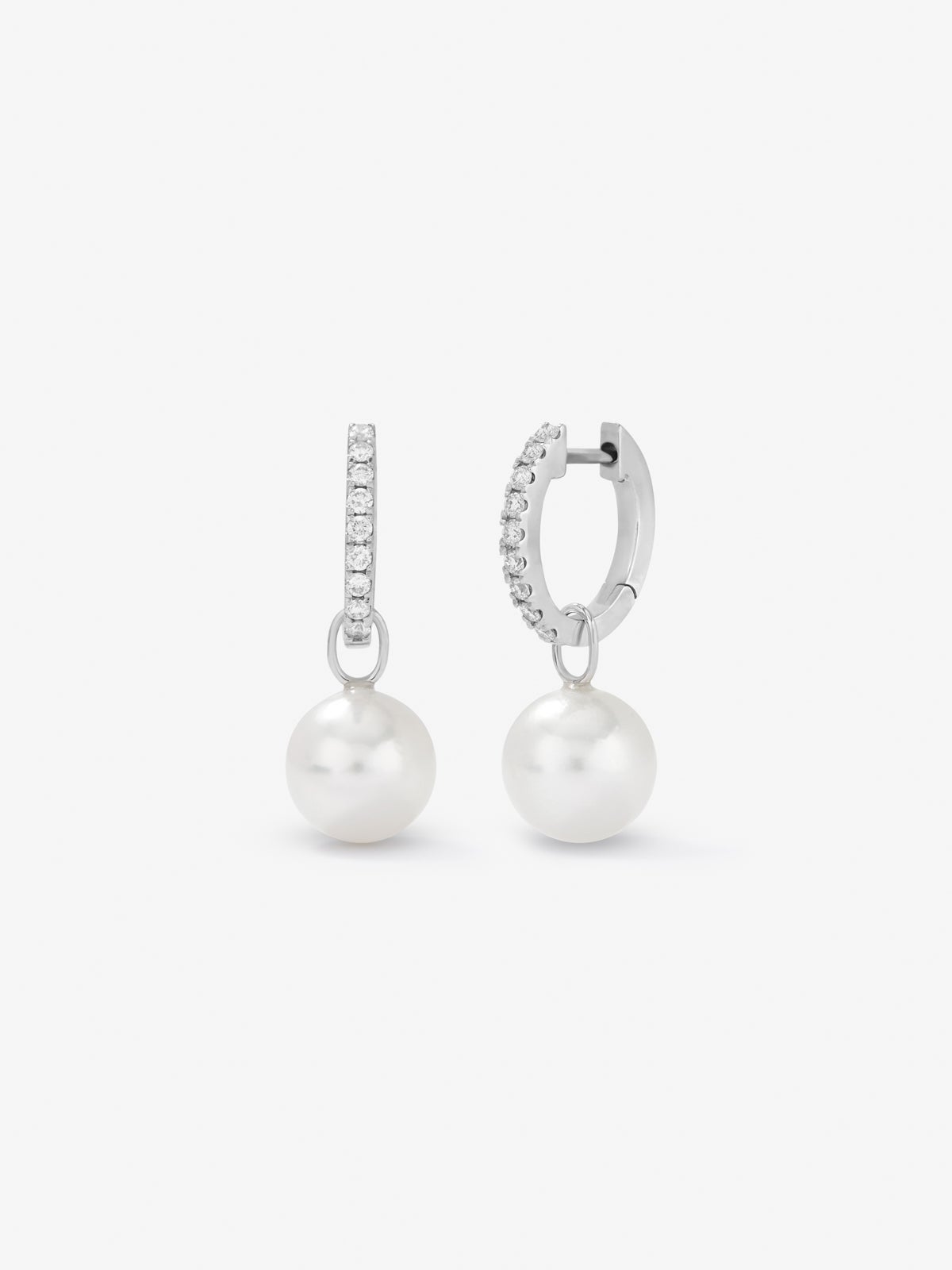 Pendientes de aro de oro blanco de 18K con 18 diamantes en talla brillante con un total de 0,21 cts y 2 perlas akoya de 8,5mm