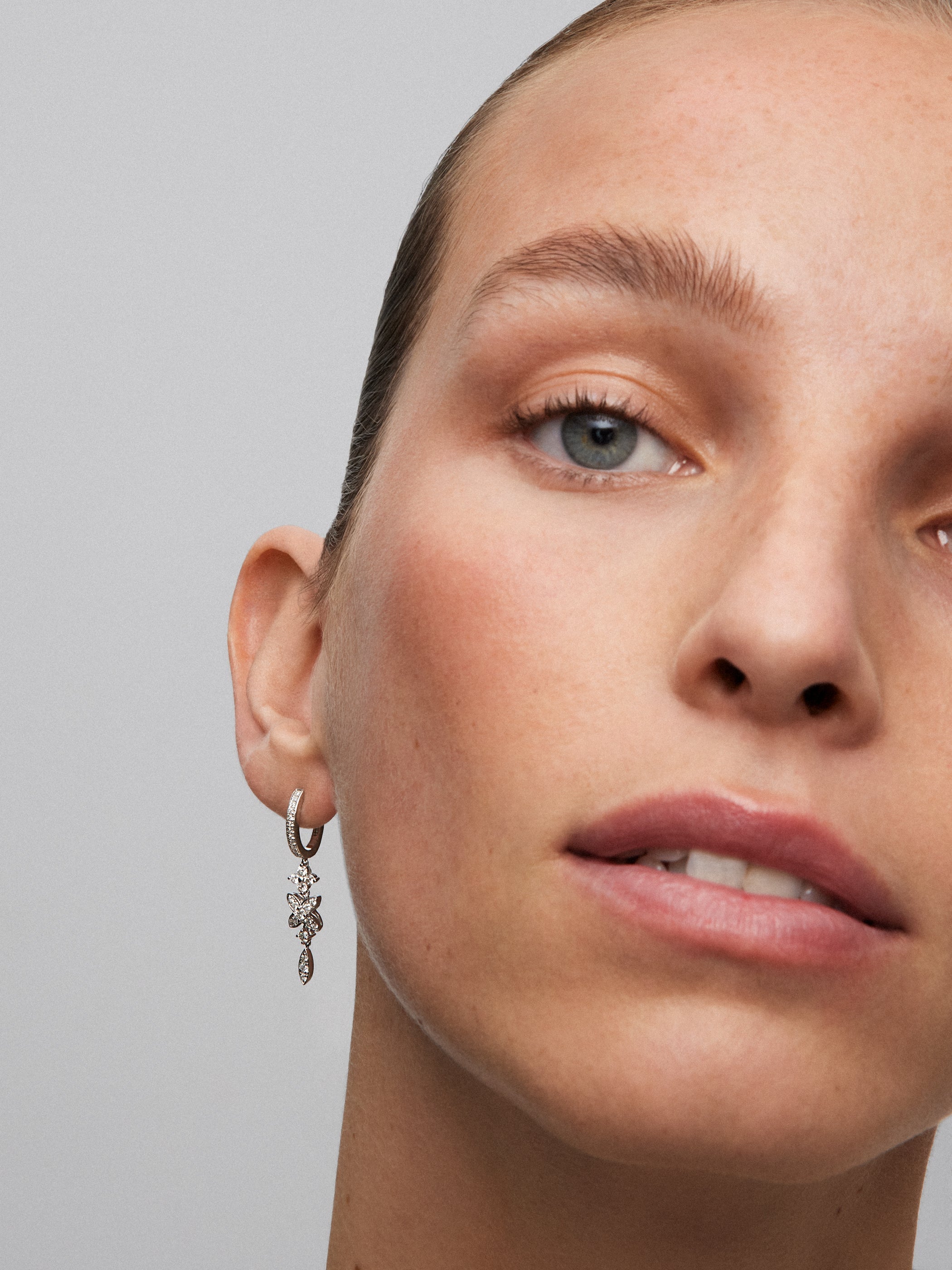 Pendientes de oro blanco de 18K con 58 diamantes en talla brillante con un total de 0,76 cts
