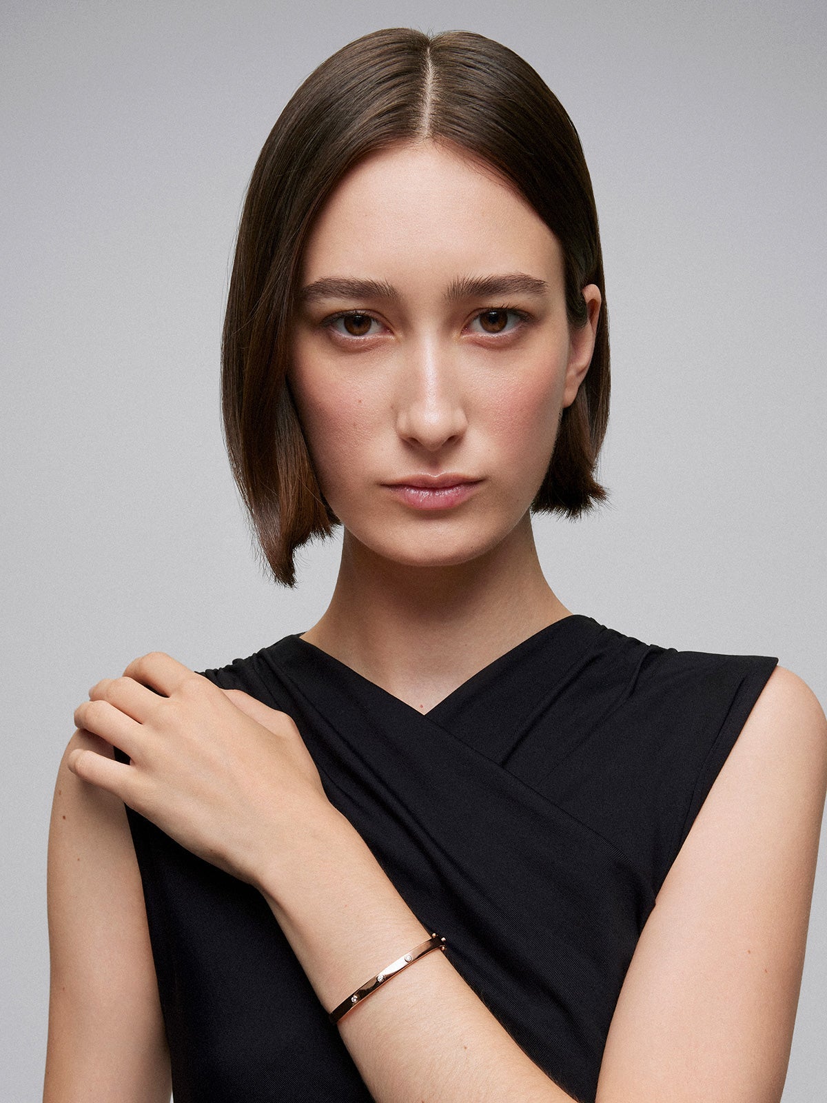 Pulsera rígida de oro rosa de 18K con diamantes blancos en talla brillante de 0,13 cts