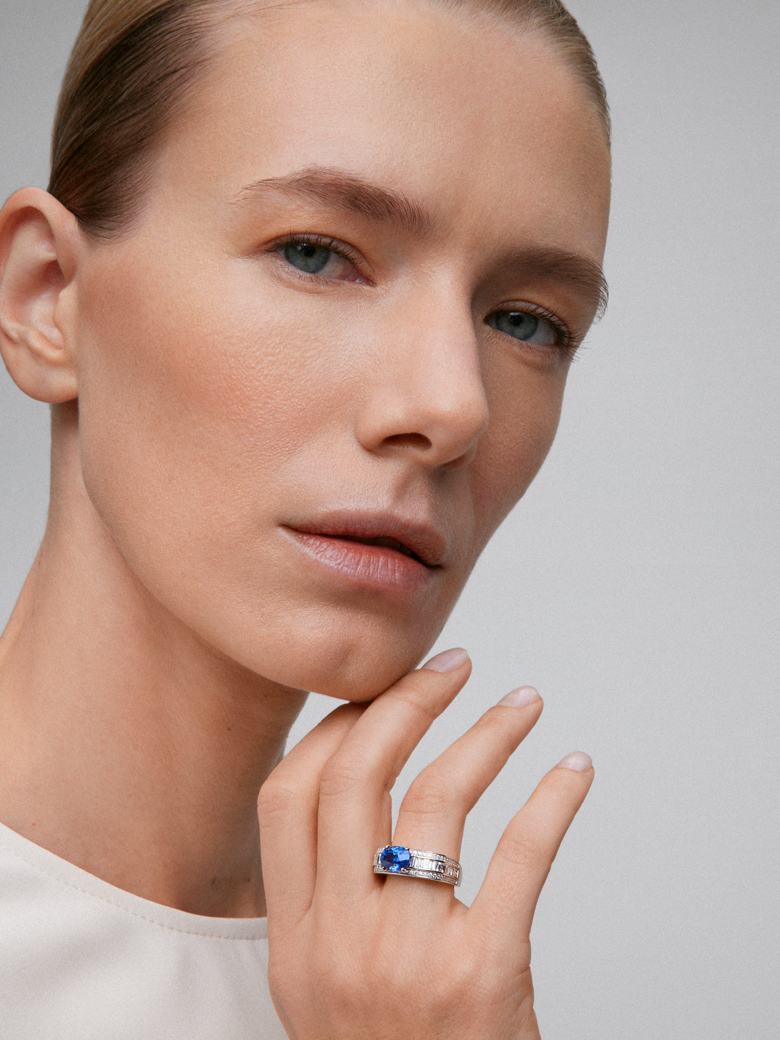 18K White Gold Ring with Royal Blue Sapp