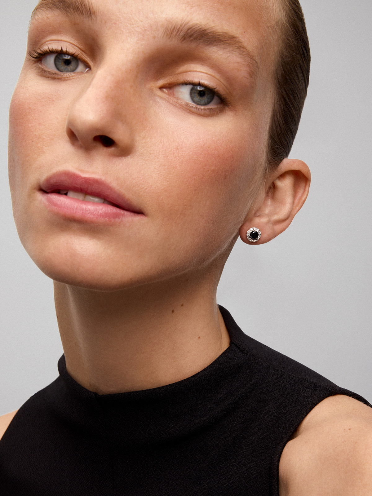 18K white gold edging earrings with black diamond and white diamond.