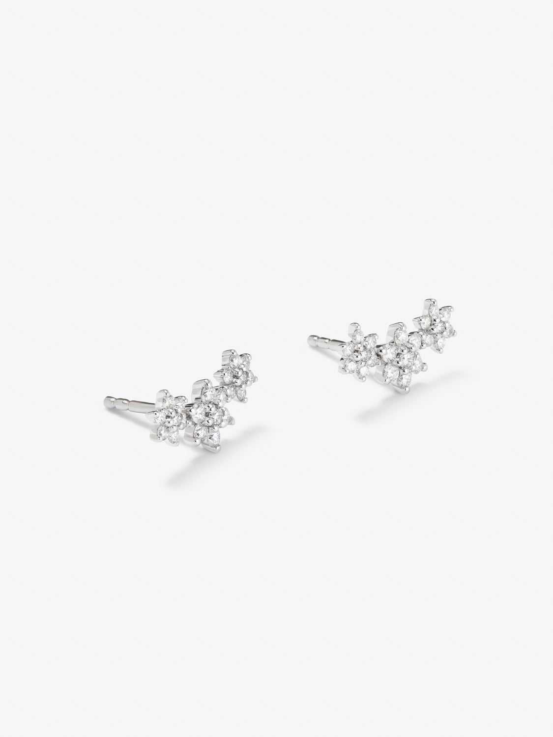18K white gold climbing earrings with 42 brilliant-cut diamonds with a total of 0.58 cts in the shape of a star