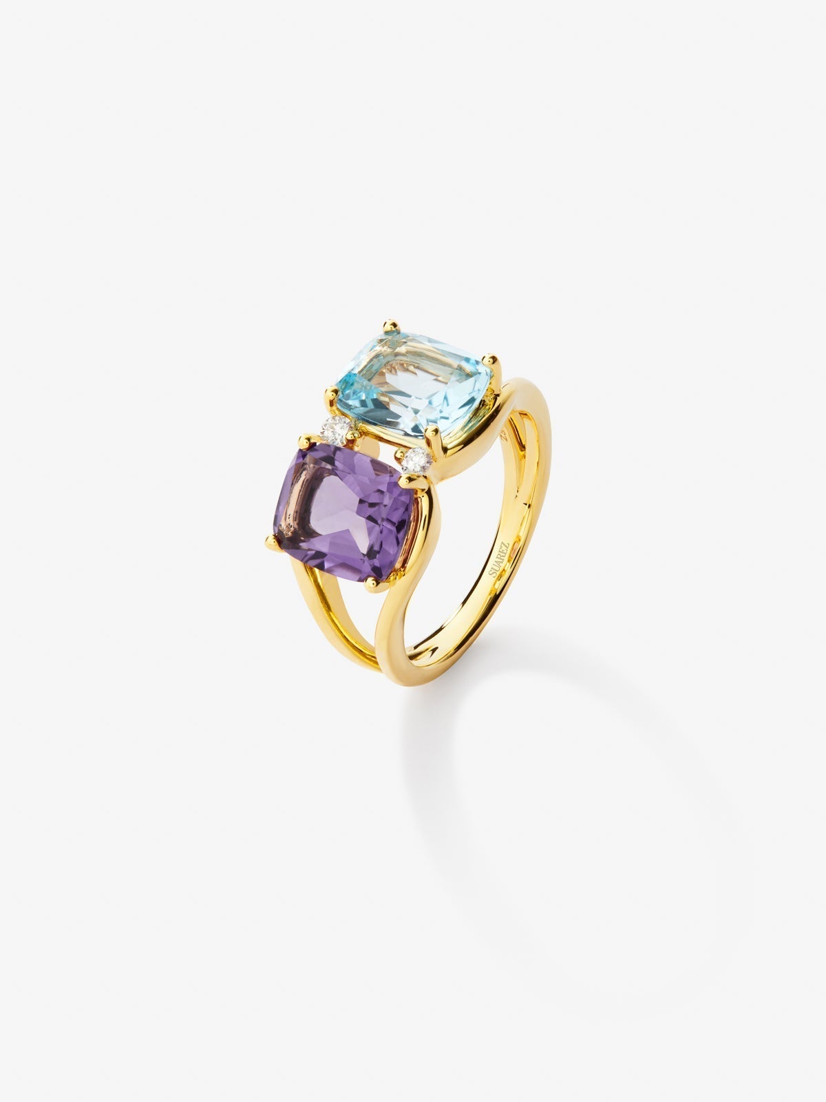 18K yellow gold ring with 2 ct cushion-cut purple amethyst, 2.75 ct cushion-cut sky blue topaz and 2 brilliant-cut diamonds with a total of 0.06 cts