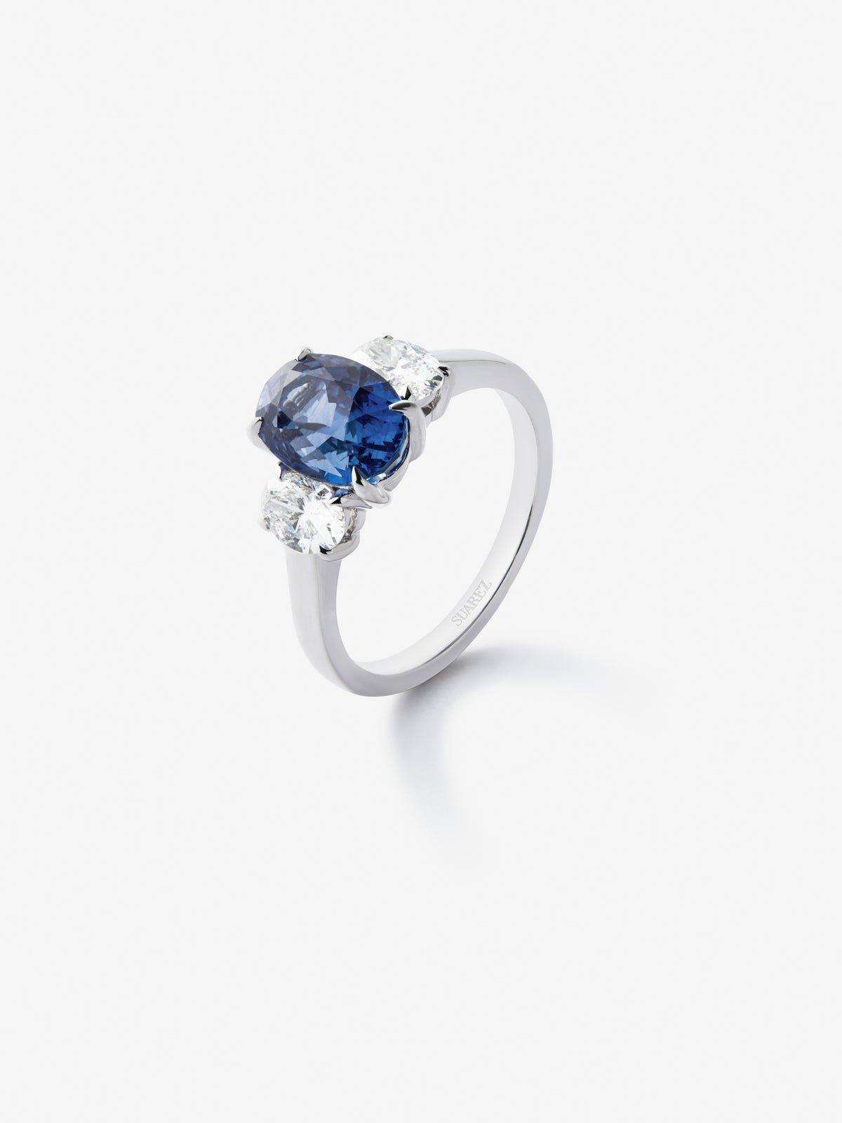 18K white gold triple ring with oval-cut royal blue sapphire of 3.37 cts and 2 oval-cut diamonds with a total of 0.8 cts