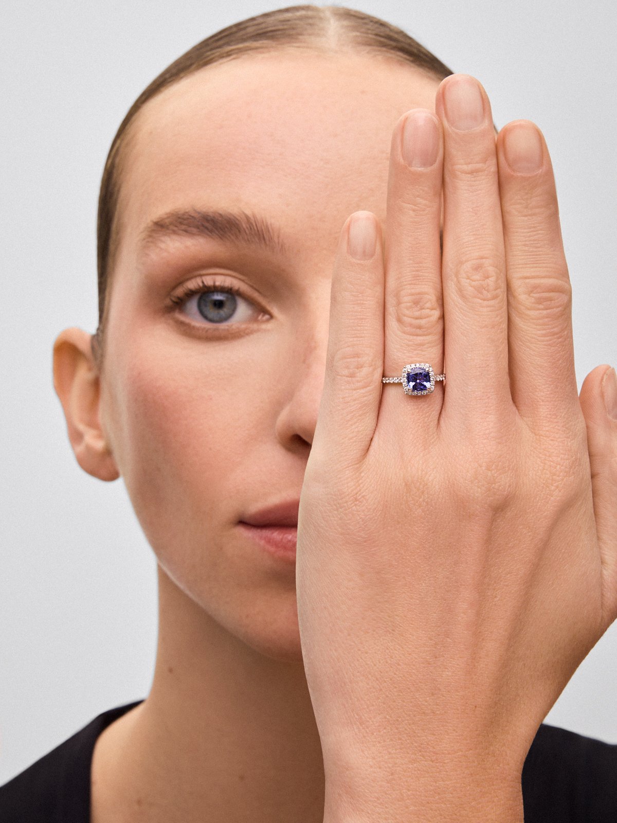 18K white gold ring with cushion-cut tanzanite of 1.17 cts and 38 brilliant-cut diamonds with a total of 0.31 cts