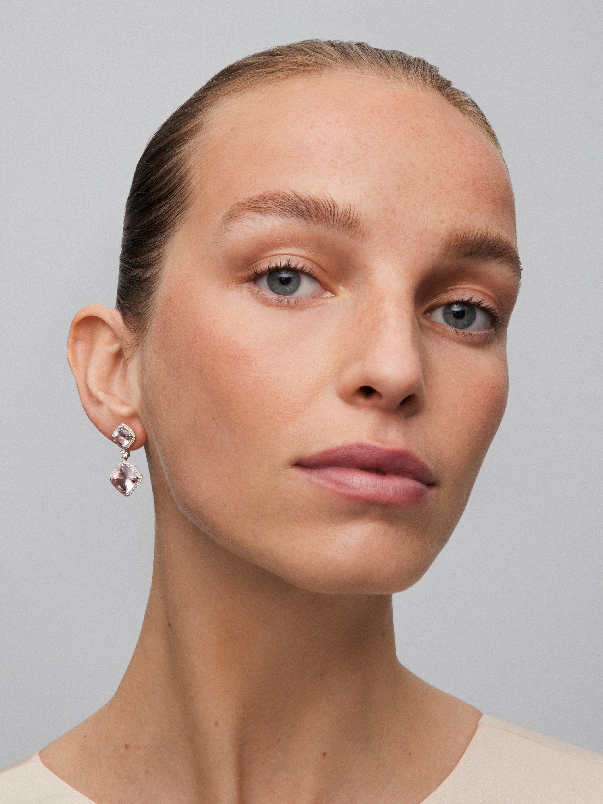 Pendientes de oro blanco de 18K con morganitas en talla cushion de 10,33 cts y diamantes en talla brillante de 0,85 cts