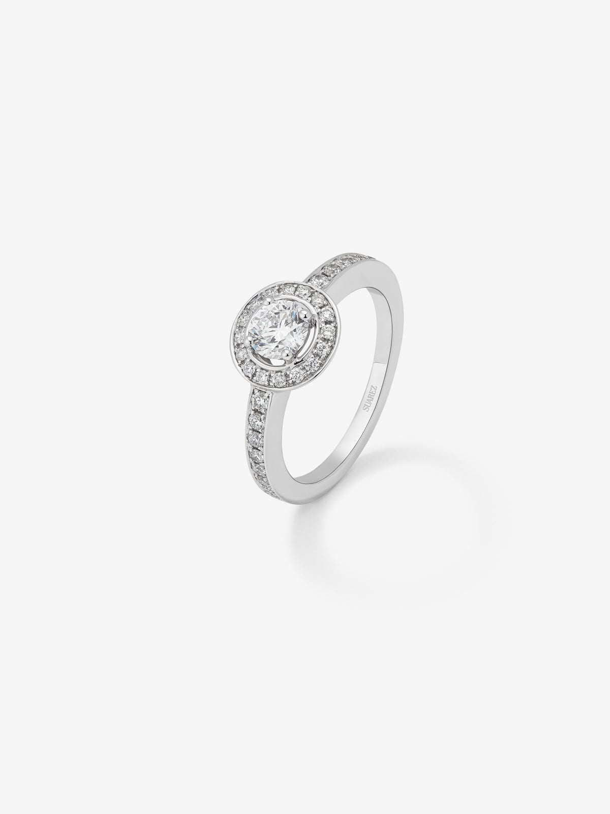 Anillo solitario de compromiso de oro blanco de 18kt con diamante central de 0,50cts