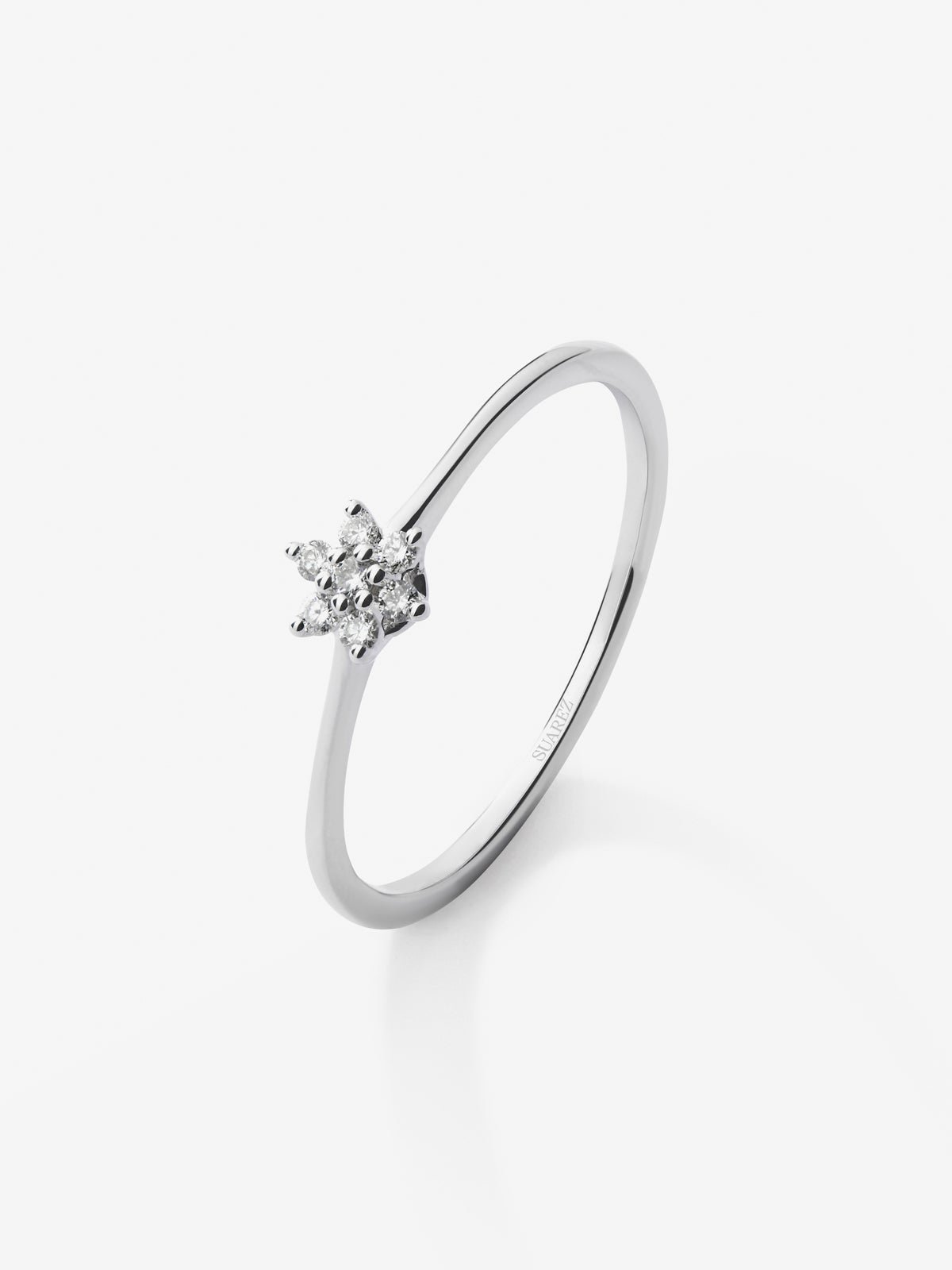 18K white gold ring with 7 brilliant-cut diamonds with a total of 0.07 cts and star shape