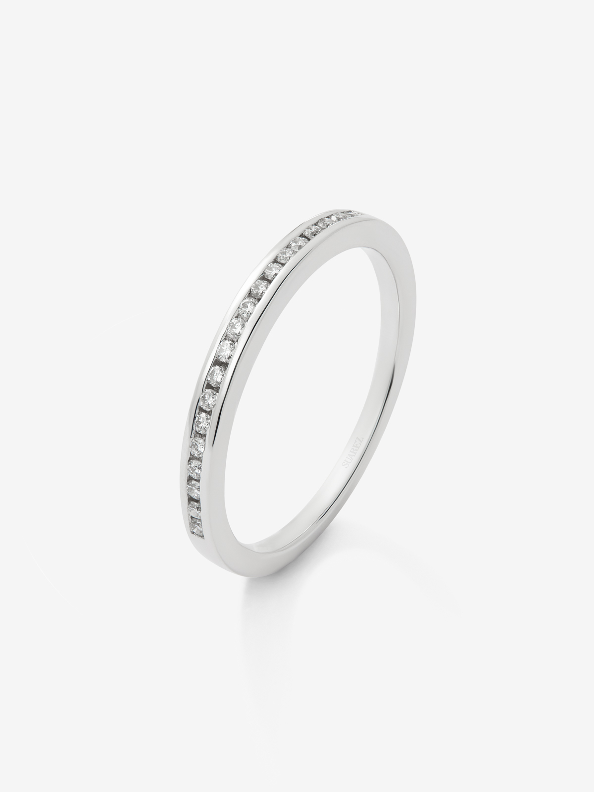 Half ring in 18K white gold with 19 brilliant-cut diamonds with a total of 0.1 cts