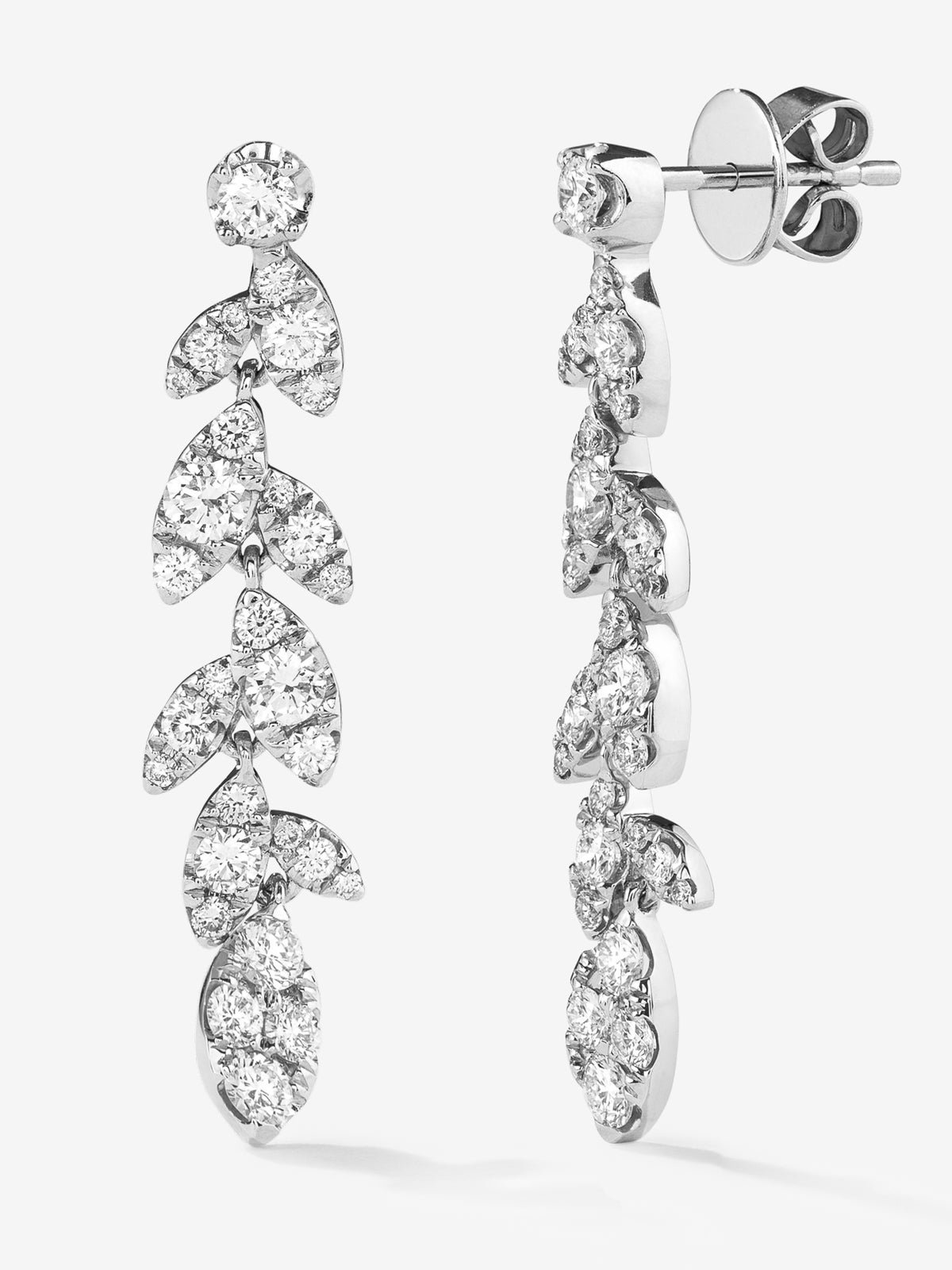 Pendientes de oro blanco de 18K con 58 diamantes en talla brillante con un total de 1,48 cts