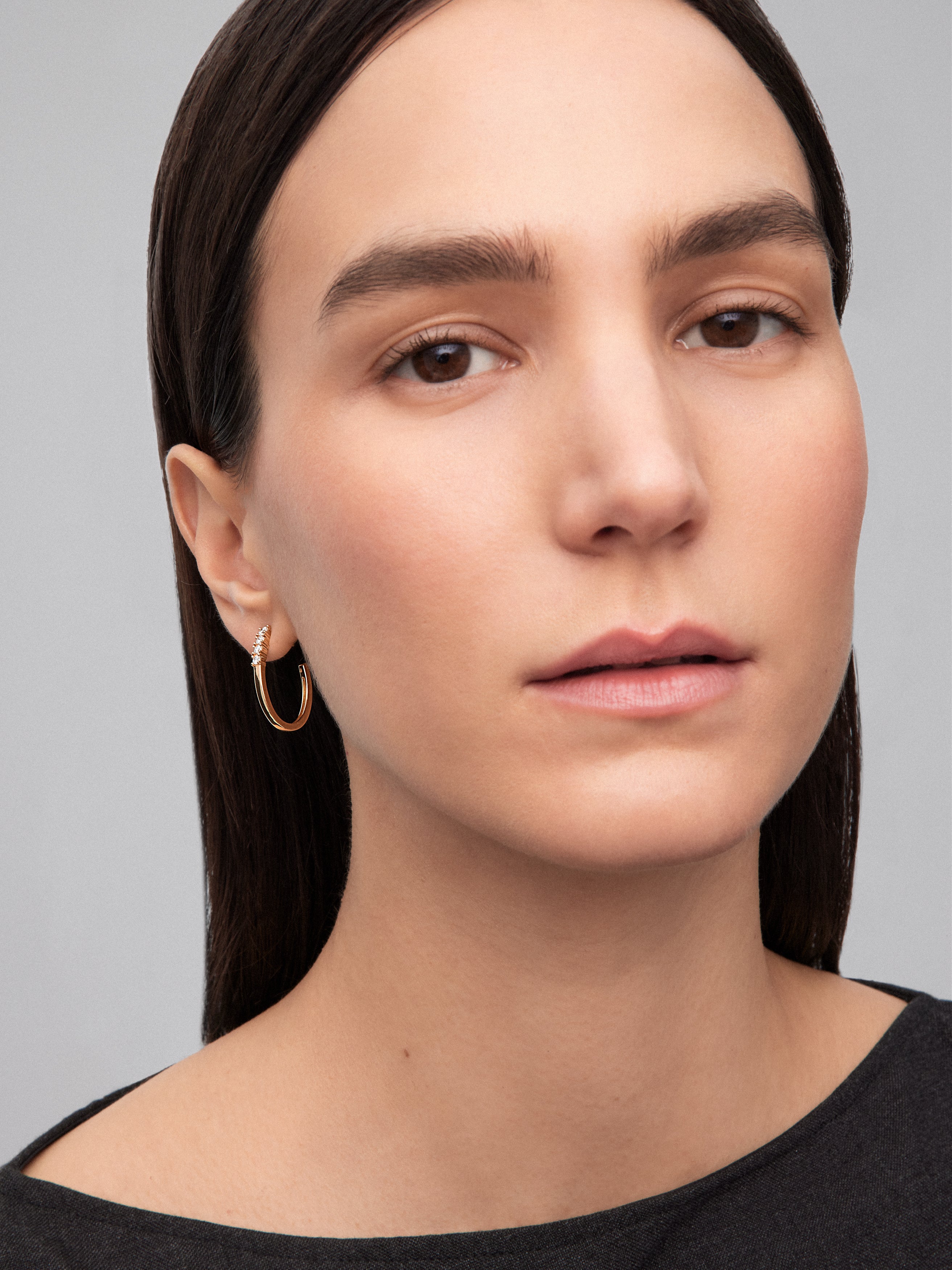 18k yellow gold hoop earrings with 0.5 cts diamonds.