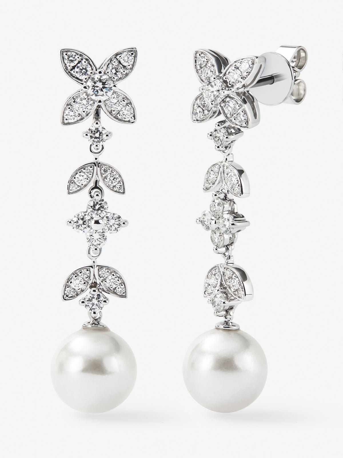 18K white gold earrings with 62 brilliant-cut diamonds with a total of 0.99 cts and 2 8.5 mm Akoya pearls