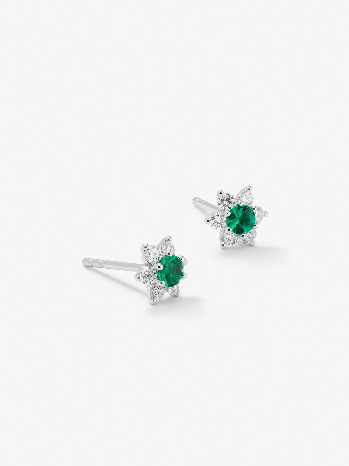 18K white gold earrings with 2 brilliant-cut emeralds with a total of 0.18 cts and 12 brilliant-cut diamonds with a total of 0.34 cts