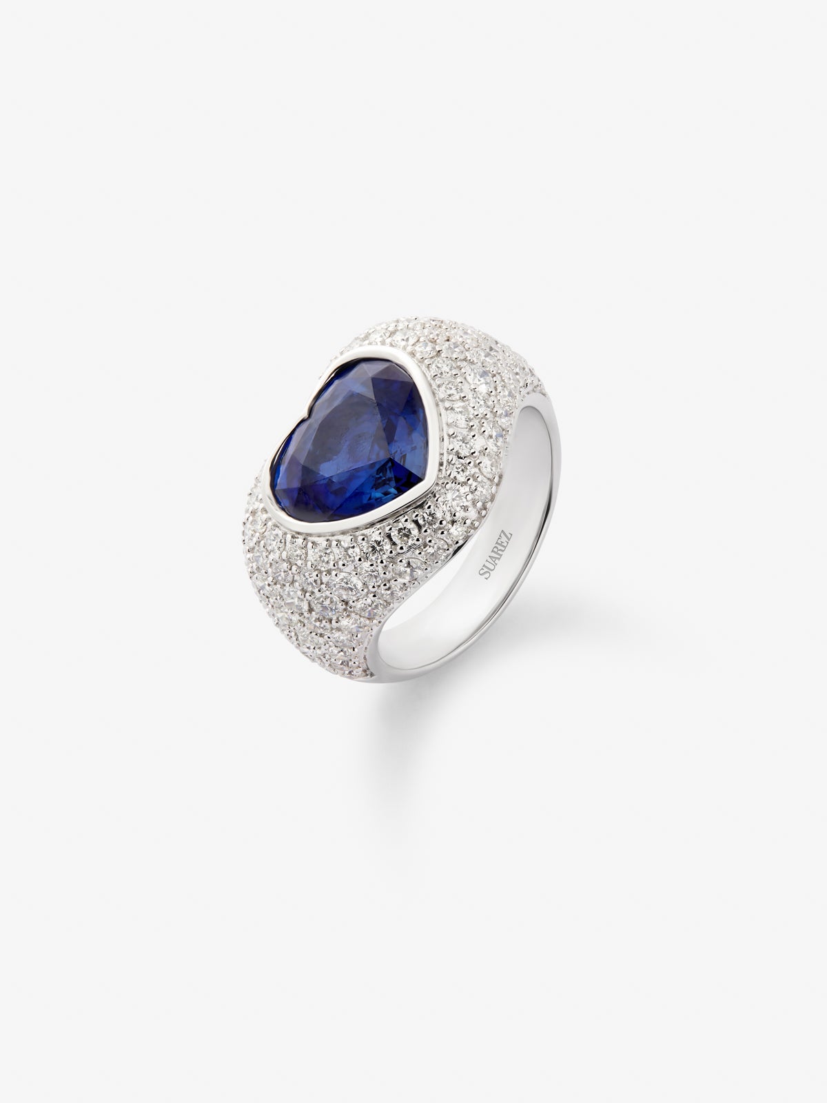 18K white gold ring with 101 brilliant-cut diamonds with a total of 2.22 cts and heart-cut blue sapphire of 4.47 cts