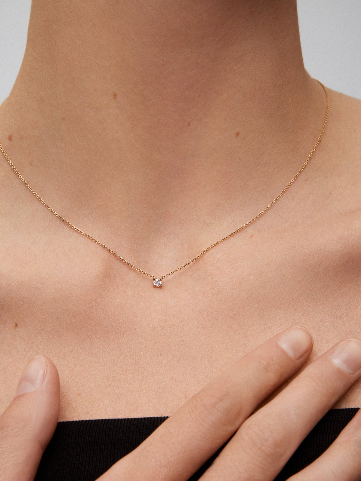 18K rose gold chain pendant with solitary diamond