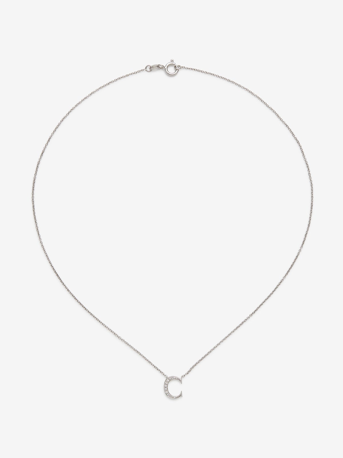 Colgante de oro blanco de 18K con letra C en pavé de 7 diamantes en talla brillante con un total de 0,05 cts