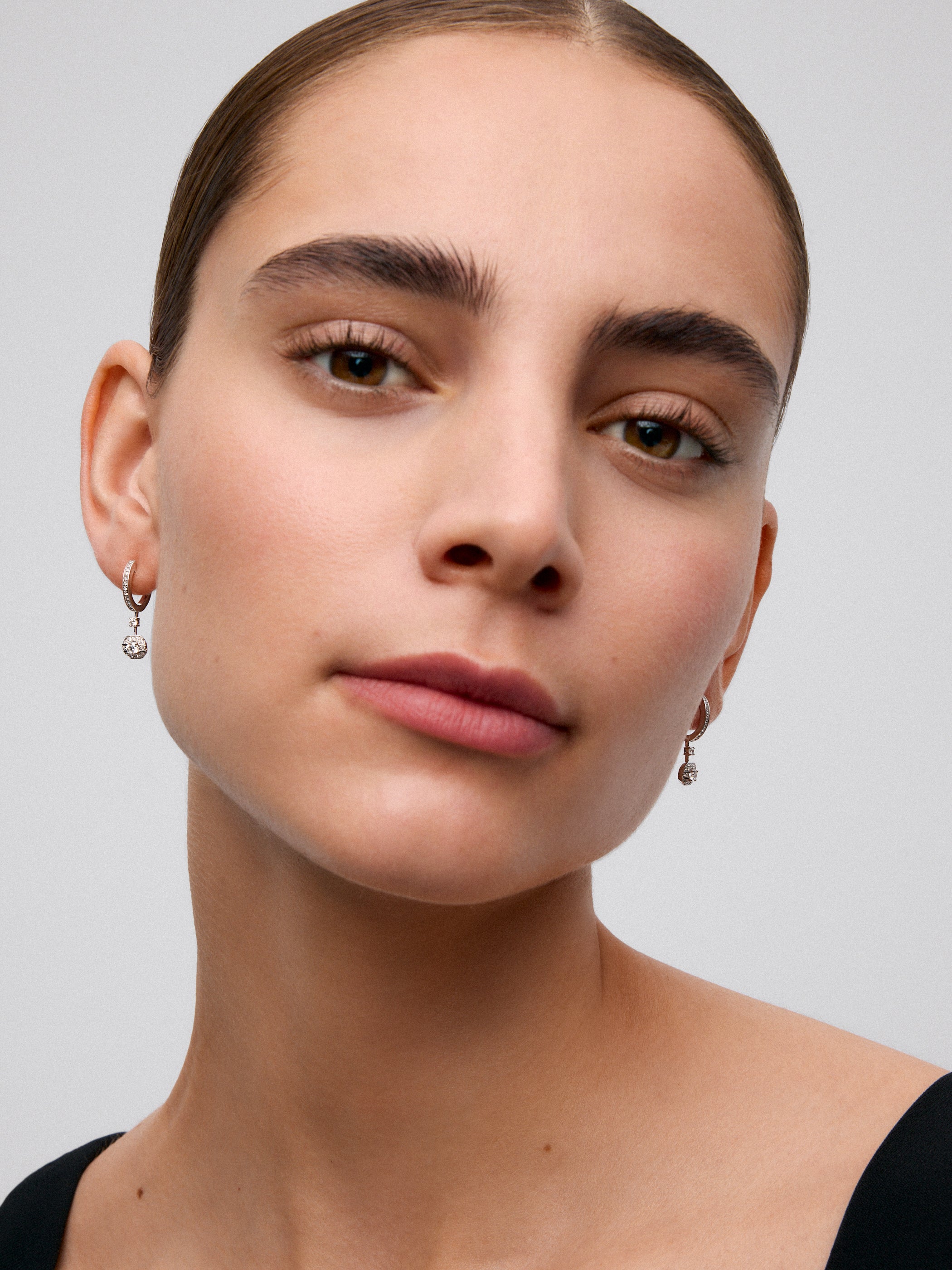 Pendientes de oro blanco de 18K con 52 diamantes en talla brillante con un total de 0,45 cts