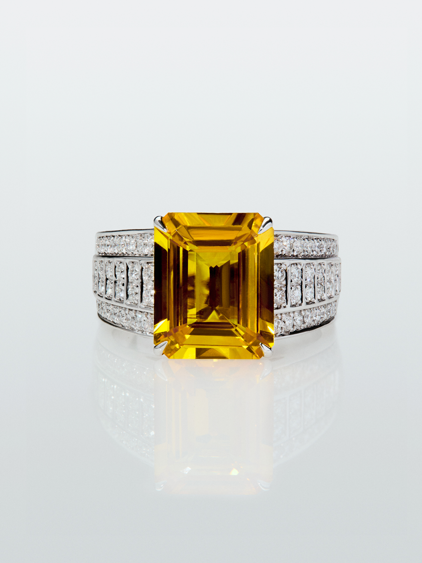 Anillo de oro blanco de 18K con zafiro amarillo en talla octogonal de 5,548 cts y 70 diamantes en talla brillante con un total de 0,45 cts