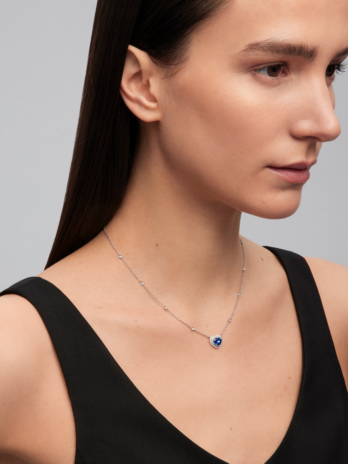 18K white gold pendant with heart-cut royal blue sapphire of 1.51 cts and 59 brilliant-cut diamonds with a total of 0.3 cts