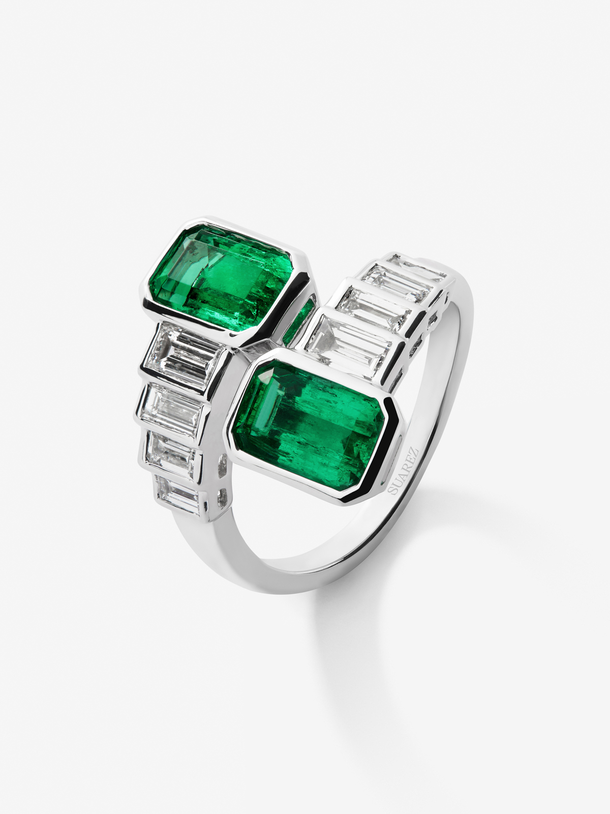Anillo tú y yo de oro blanco de 18K con 2 esmeraldas verdes en talla octogonal con un total de 2,71 cts y 8 diamantes en talla baguette con un total de 1,08 cts